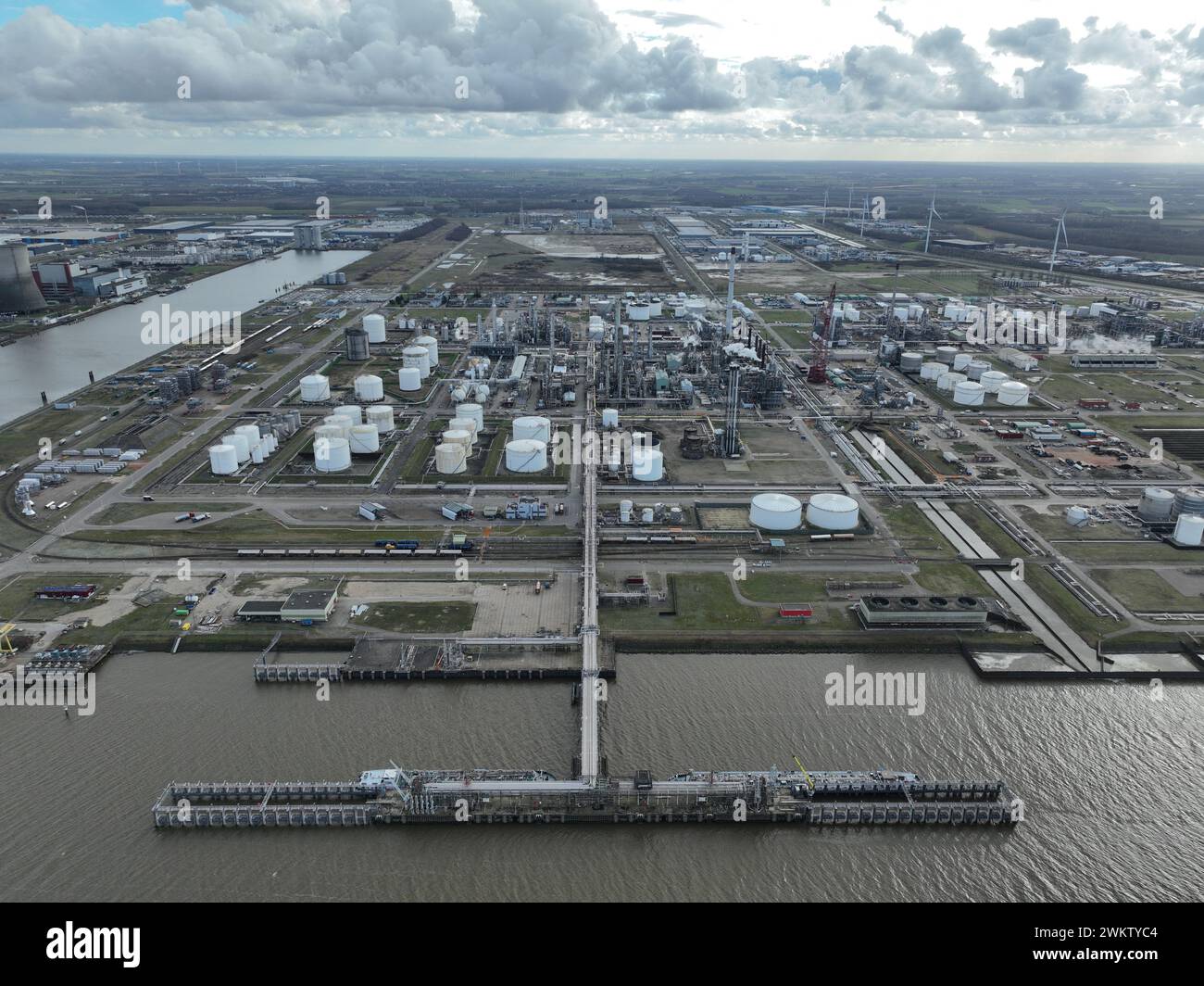 Oil spill birds eye view hi-res stock photography and images - Alamy