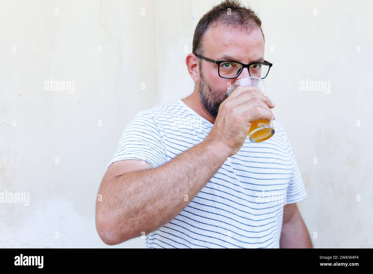 Old men drinking beer hi-res stock photography and images - Alamy