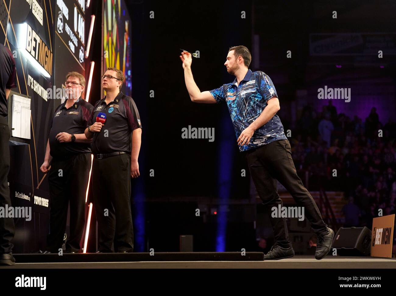 Luke Humphries in action against Rob Cross during night four of the 2024 BetMGM Premier League at the Utilita Arena Newcastle. Picture date: Thursday February 22, 2024. Stock Photo