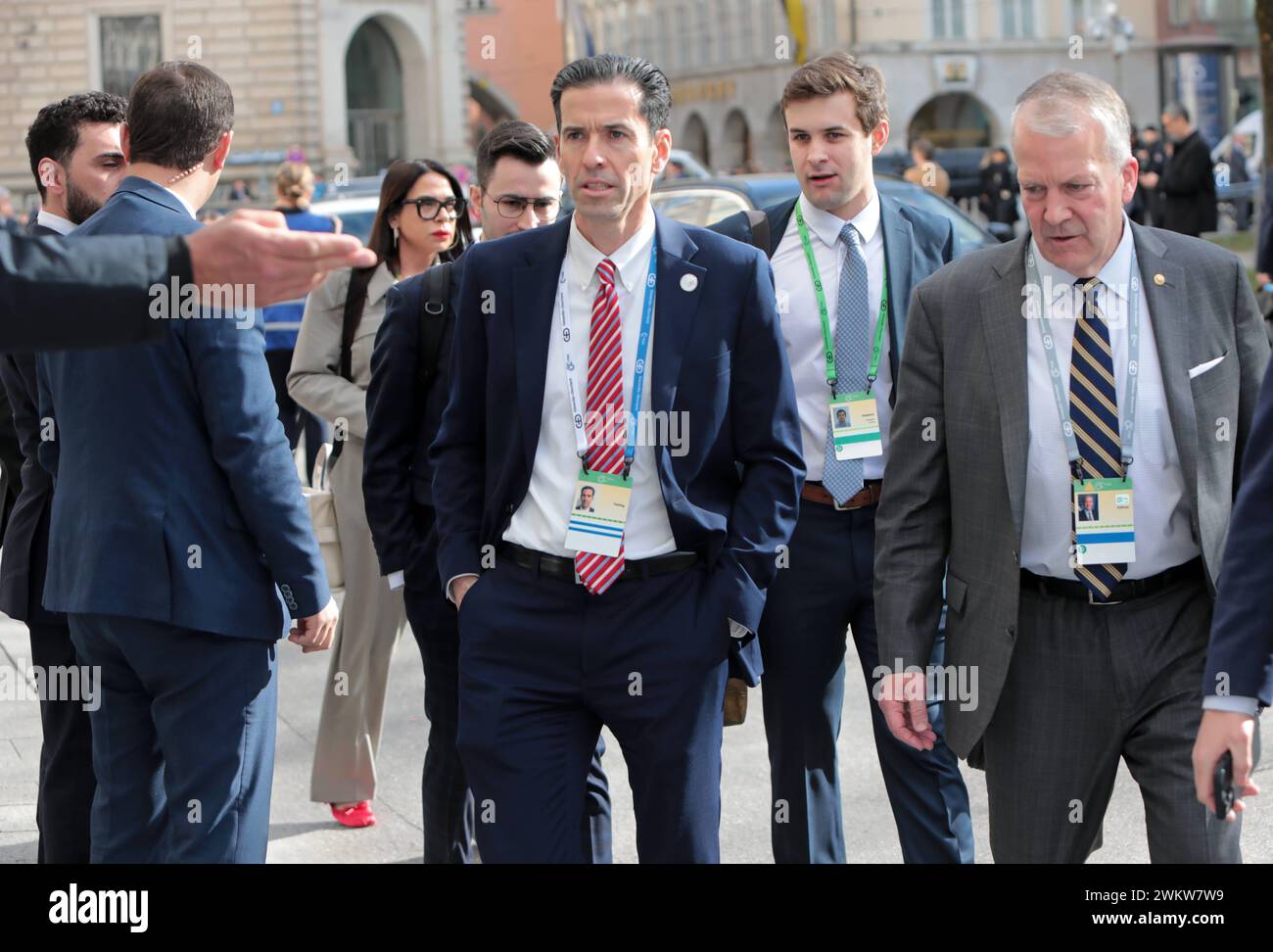 Der Präsident des Internationalen Republikanischen Institut IRI Daniel Twining mitte, mit roter Krawatte und U.S. Senator für den US-Bundesstaat Alaska, Dan Sullivan rechts. Vor dem Hotel Bayerischer Hof während der Münchner Sicherheitskonferenz. Münchner Sicherheitskonferenz München Bayern Deutschland *** The President of the International Republican Institute IRI Daniel Twining, center, with red tie and U S Senator for the State of Alaska, Dan Sullivan, right In front of the Hotel Bayerischer Hof during the Munich Security Conference Munich Security Conference Munich Bavaria Germany Stock Photo