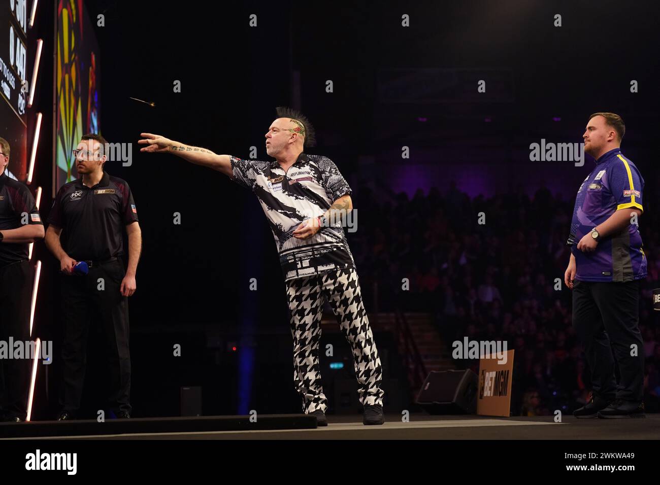 Peter Wright in action against Luke Littler (right) during night four of the 2024 BetMGM Premier League at the Utilita Arena Newcastle. Picture date: Thursday February 22, 2024. Stock Photo