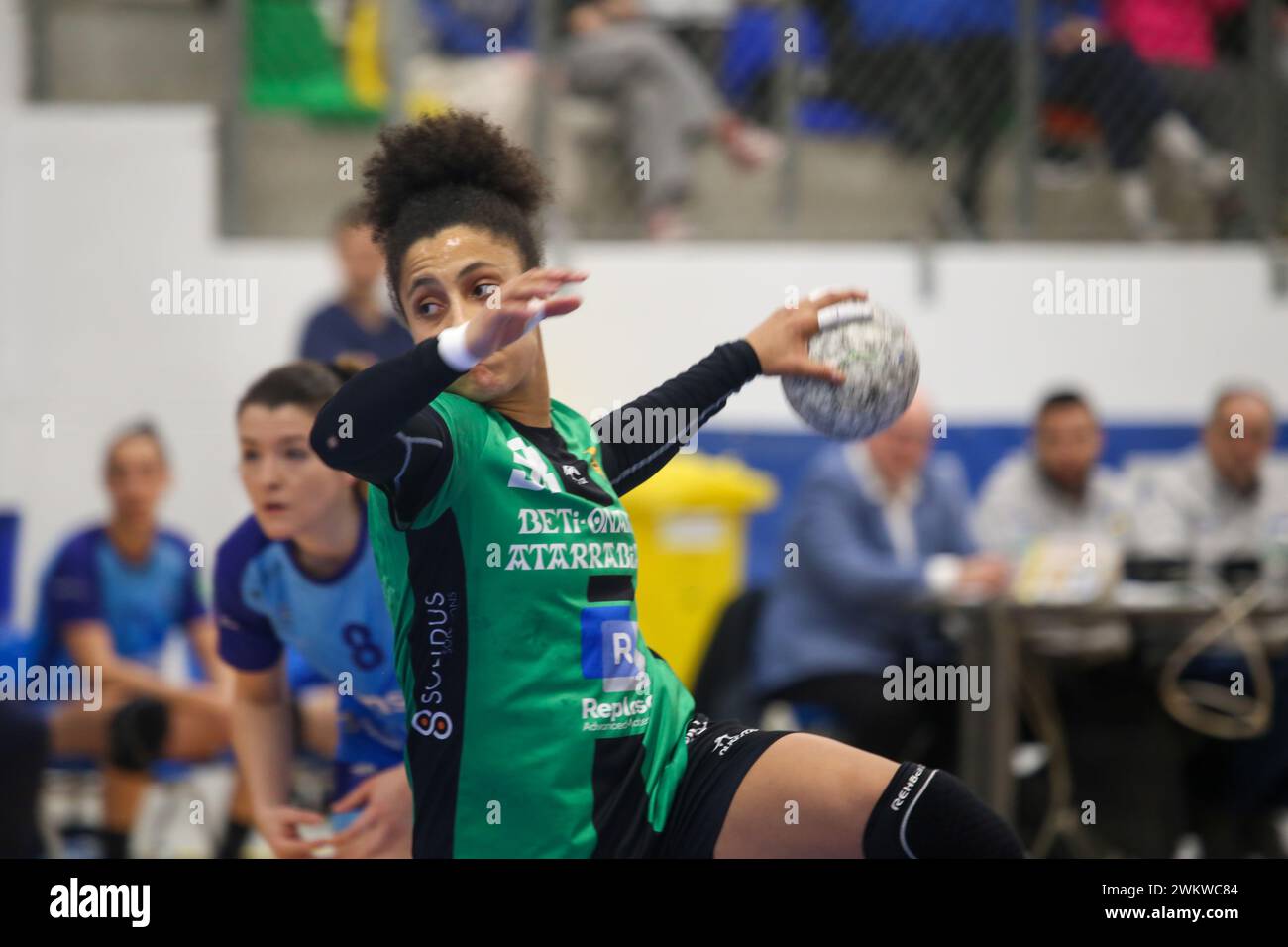 Oviedo, Spain, 22th February 2024: Replasa Beti-Onak player, Mariana Costa (98) throws a seven meter during the 19th Matchday of the Liga Guerreras Iberdrola 2023-24 between Lobas Global Atac Oviedo and Replasa Beti-Onak, on February 22, 2023, at the Florida Arena Municipal Sports Center, in Oviedo, Spain. Credit: Alberto Brevers / Alamy Live News. Stock Photo