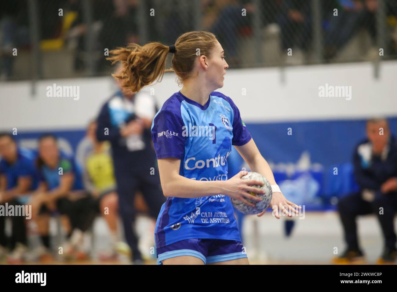 Oviedo, Spain, 22th February 2024: The player of Lobas Global Atac Oviedo, Miriam Cortina (7) with the ball during the 19th matchday of the Liga Guerreras Iberdrola 2023-24 between Lobas Global Atac Oviedo and Replasa Beti-Onak, the February 22, 2023, at the Florida Arena Municipal Sports Center, in Oviedo, Spain. Credit: Alberto Brevers / Alamy Live News. Stock Photo