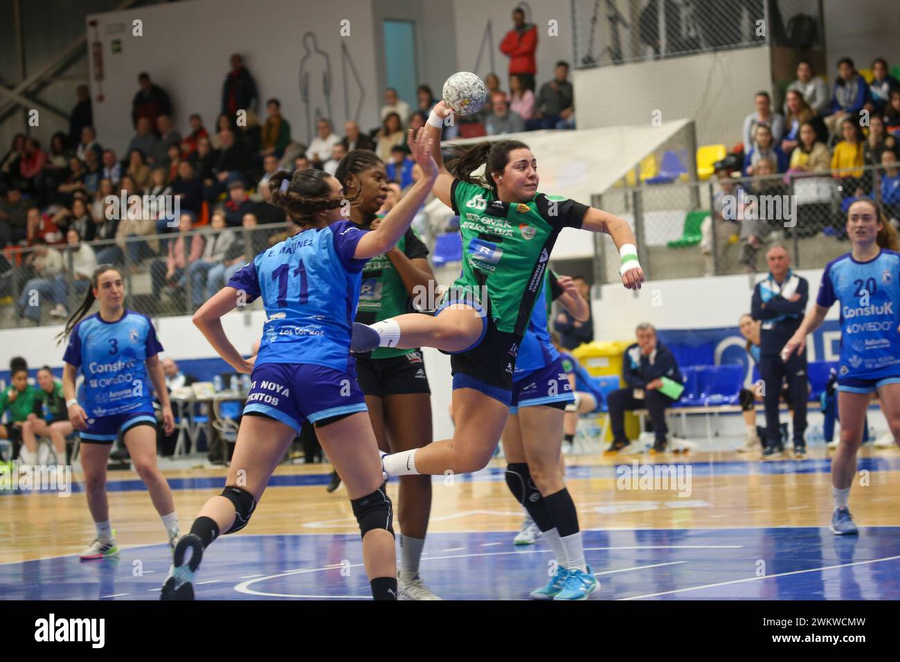Oviedo, Spain, 22th February 2024: Replasa Beti-Onak player, Nerea Canas (88) shoots on goal against several rivals during the 19th Matchday of the Liga Guerreras Iberdrola 2023-24 between Lobas Global Atac Oviedo and Replasa Beti-Onak Onak, on February 22, 2023, at the Florida Arena Municipal Sports Center, in Oviedo, Spain. Credit: Alberto Brevers / Alamy Live News. Stock Photo