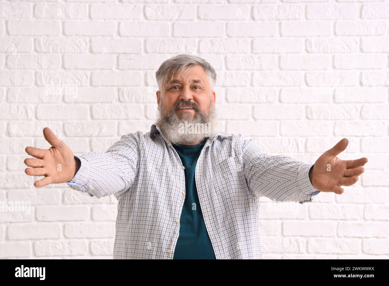 Old man opening arms hi-res stock photography and images - Alamy