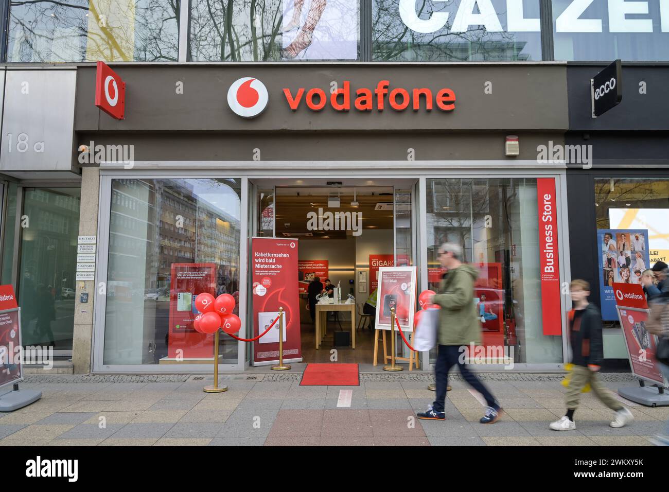 Vodafone Geschäft, Tauentzienstraße, Charlottenburg, Charlottenburg-Wilmersdorf, Berlin, Deutschland Stock Photo