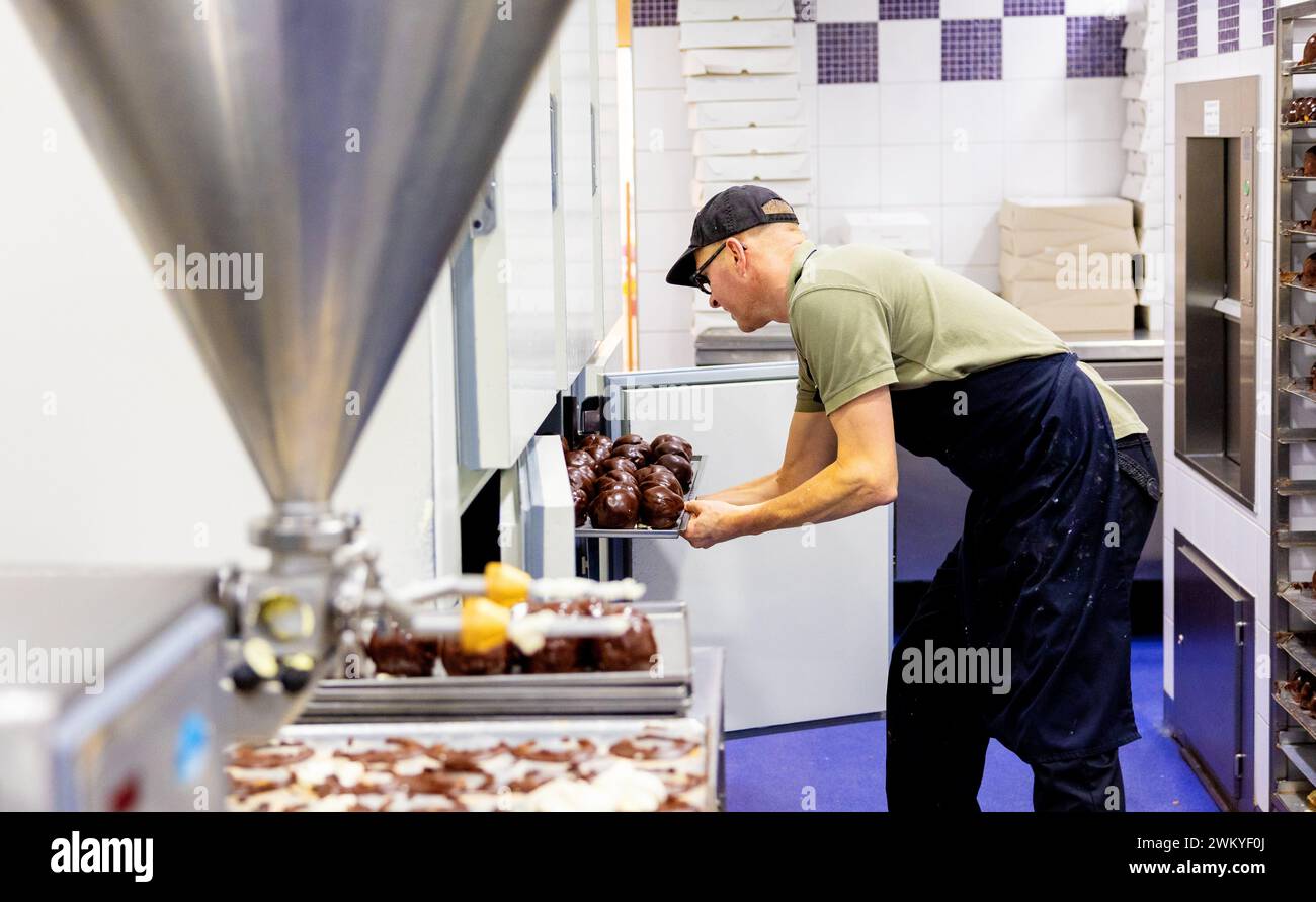 DEN BOSCH - Bossche bulbs in the bakery of Banketbakkerij Jan de Groot where Bossche Bollen are made. De Bossche Bol has been around for a hundred years. ANP IRIS VAN DEN BROEK netherlands out - belgium out Stock Photo