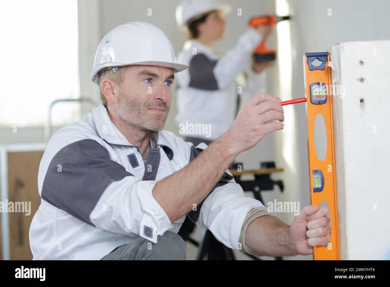 Mature builder using spirit hi-res stock photography and images - Alamy