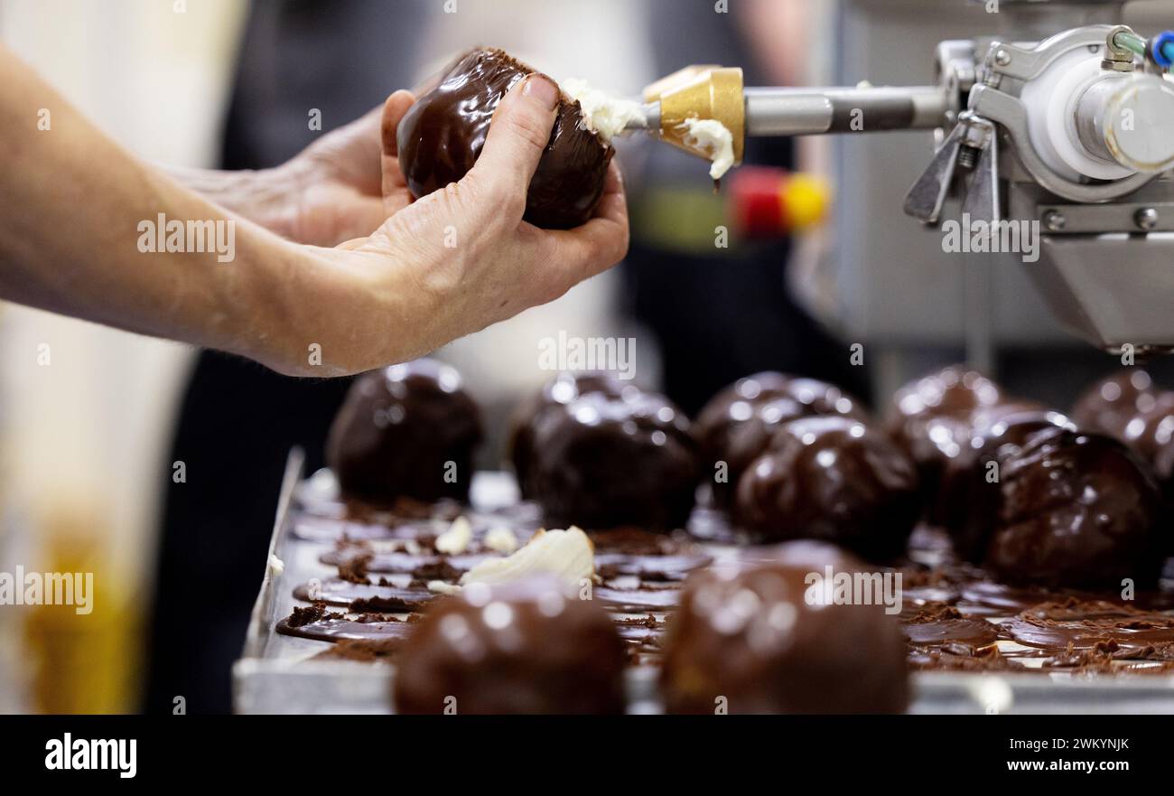 DEN BOSCH - Bossche Bollen are filled in the bakery of Banketbakkerij Jan de Groot where Bossche Bollen are made. De Bossche Bol has been around for a hundred years. ANP IRIS VAN DEN BROEK netherlands out - belgium out Stock Photo