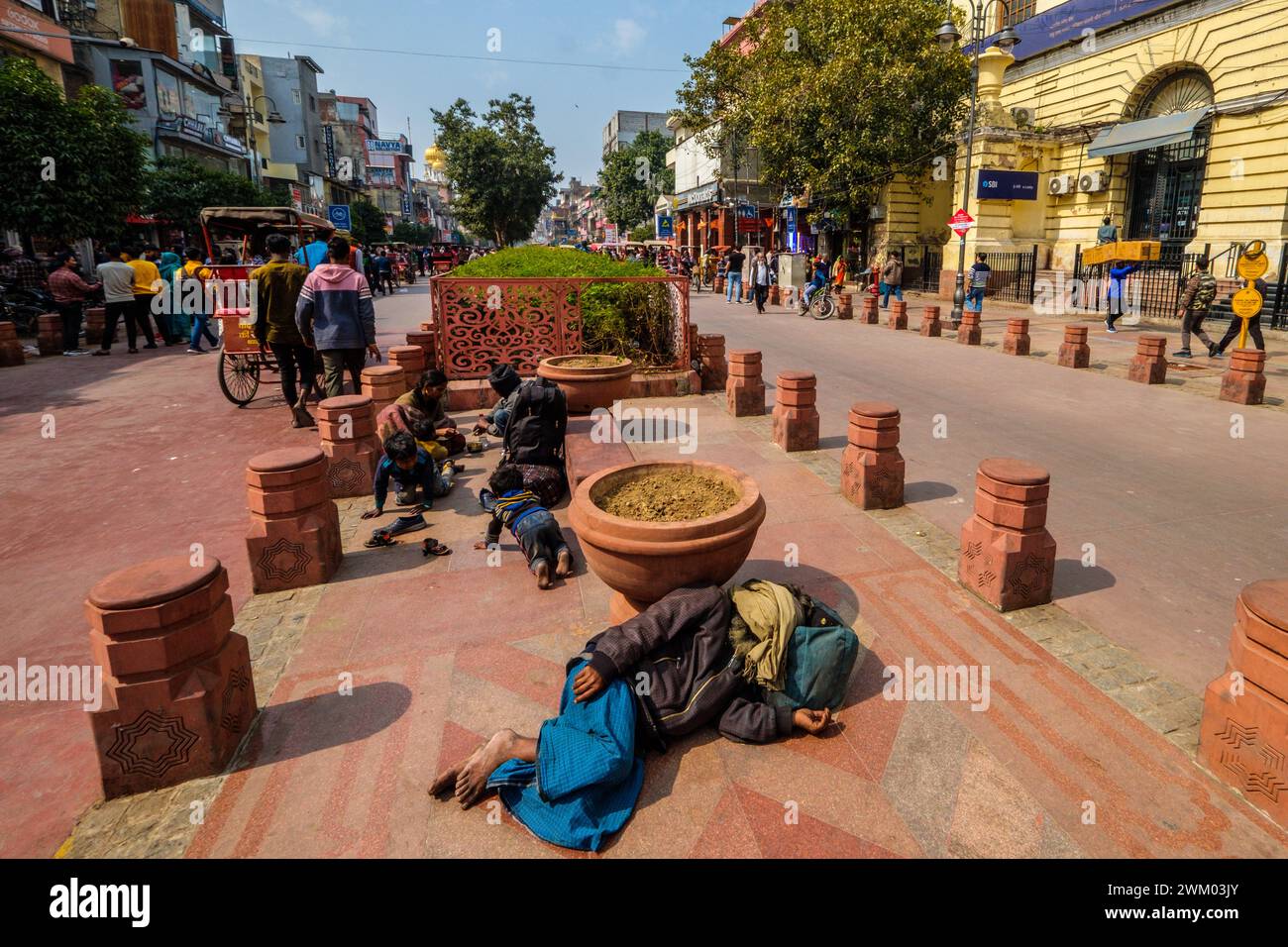 Homeless and destitute Indians sleeping on the street in Delhi Stock Photo