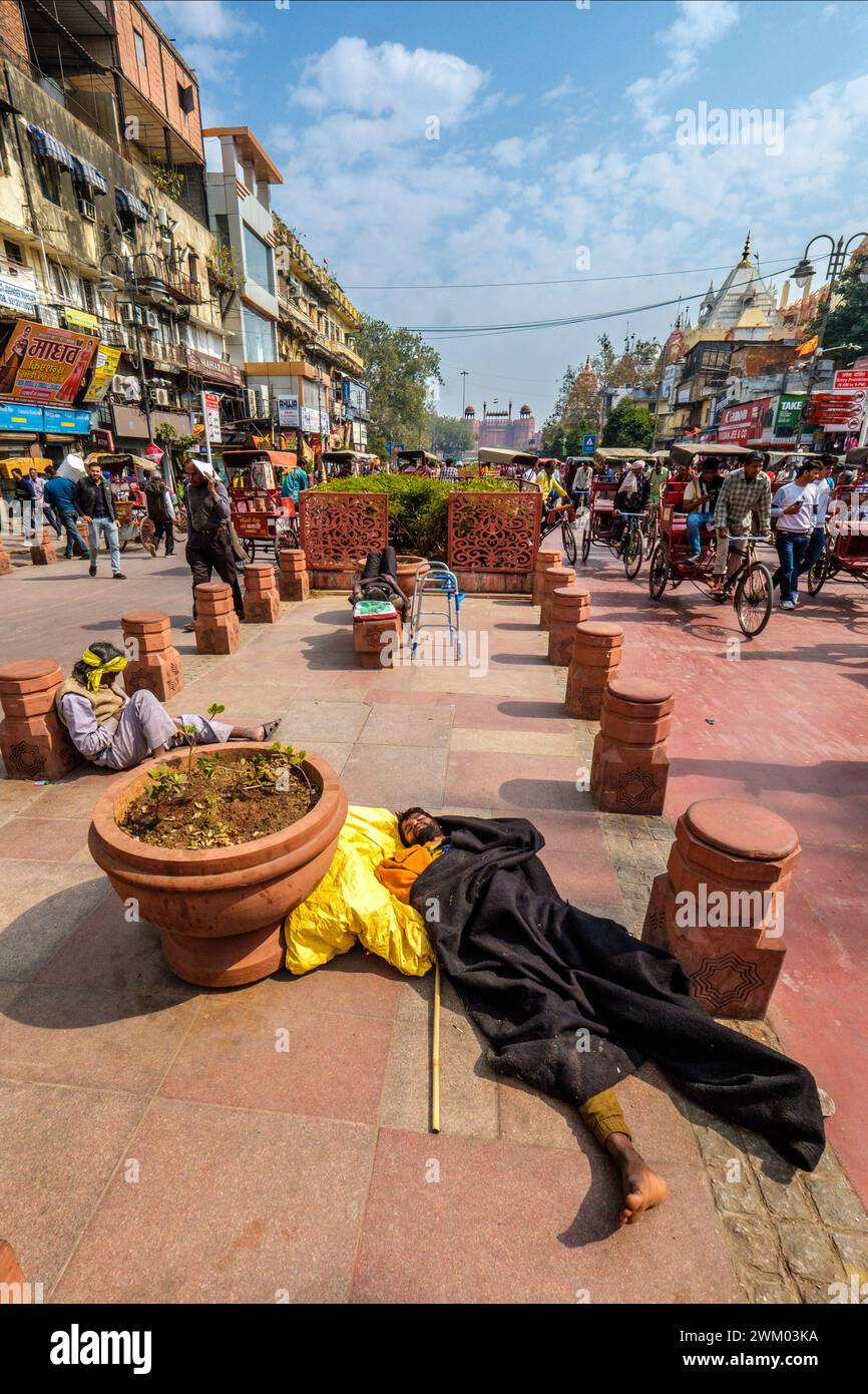Homeless and destitute Indians sleeping on the street in Delhi Stock Photo