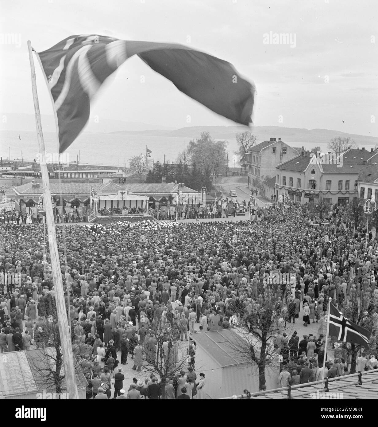 Actual 11-1949: It cannot be trueHamar celebrates and celebrates both its 100th anniversary and its 900th anniversary. About 900 years ago, the kings Harald Hårdråde and Magnus the Good met in Hamar to divide the land and kingdom, and from this time Hamar was considered a city. - The king and the prime minister, the town's mayor and councilor spoke from the tribune on Stortorget, and the square has never been so filled with interested listeners from Hamar and the surrounding area.  Photo; Sverre A. Børretzen / Aktuell / NTB  ***PHOTO NOT IMAGE PROCESSED*** Stock Photo