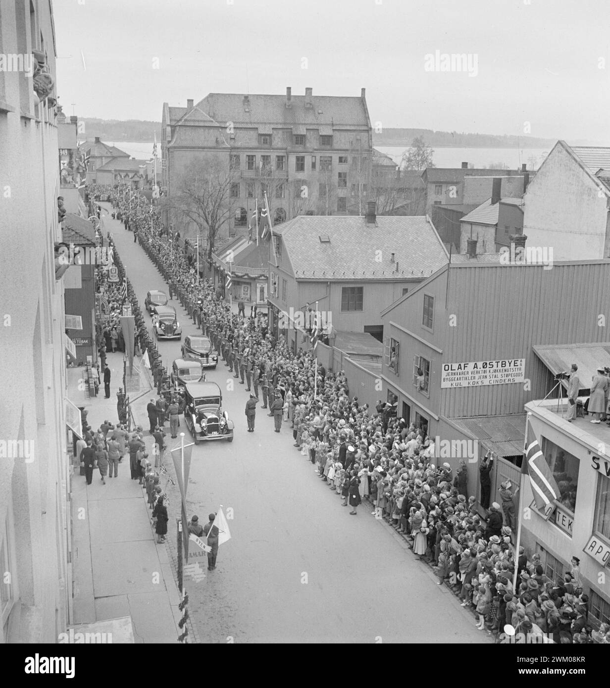 Actual 11-1949: It cannot be trueHamar celebrates and celebrates both its 100th anniversary and its 900th anniversary. About 900 years ago, the kings Harald Hårdråde and Magnus the Good met in Hamar to divide the land and kingdom, and from this time Hamar was considered a city.  Photo; Sverre A. Børretzen / Aktuell / NTB  ***PHOTO NOT IMAGE PROCESSED*** Stock Photo