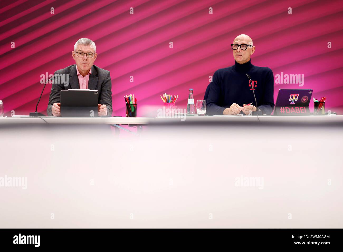 Telekom-Finanzchef Dr. Christian Illek und Telekom-Chef Timotheus Höttges bei der Bilanzpressekonferenz der Deutschen Telekom AG. Bonn, 23.02.2024 NRW Deutschland *** Deutsche Telekom CFO Dr. Christian Illek and Deutsche Telekom CEO Timotheus Höttges at the Annual Press Conference of Deutsche Telekom AG Bonn, 23 02 2024 NRW Germany Copyright: xChristophxHardtx Stock Photo