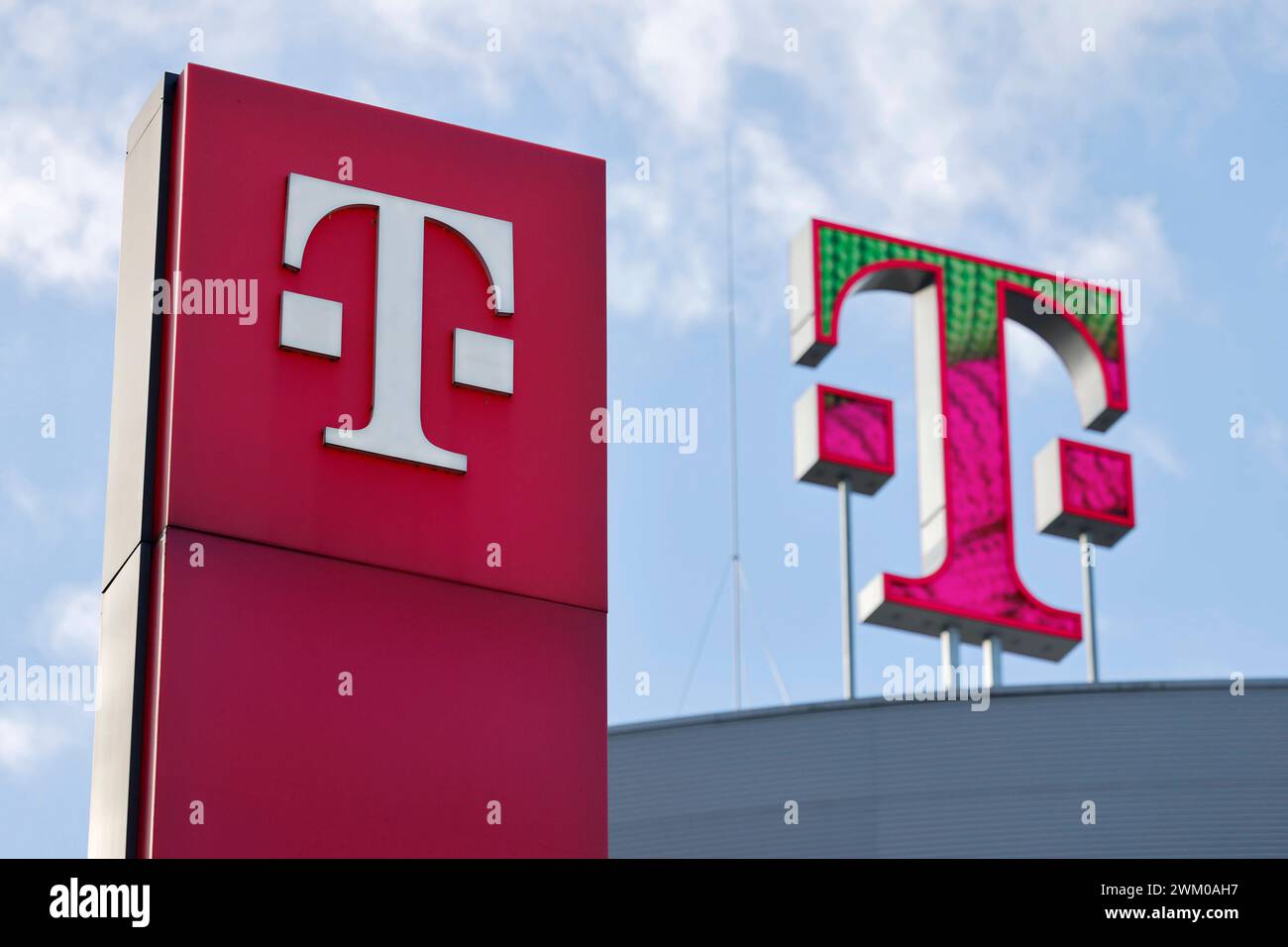 Das Telekom-Logo bei der Bilanzpressekonferenz der Deutschen Telekom AG. Symbolbild, Themenbild Bonn, 23.02.2024 NRW Deutschland *** The Deutsche Telekom logo at the annual press conference of Deutsche Telekom AG Symbolic image, theme image Bonn, 23 02 2024 NRW Germany Copyright: xChristophxHardtx Stock Photo