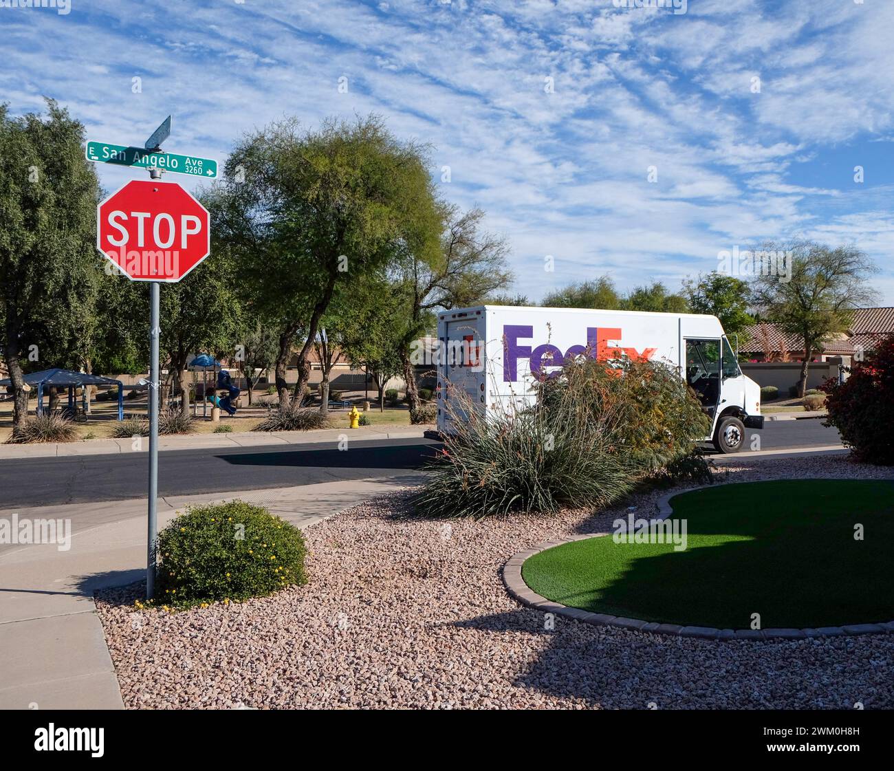 Fedex van parked hi-res stock photography and images - Alamy