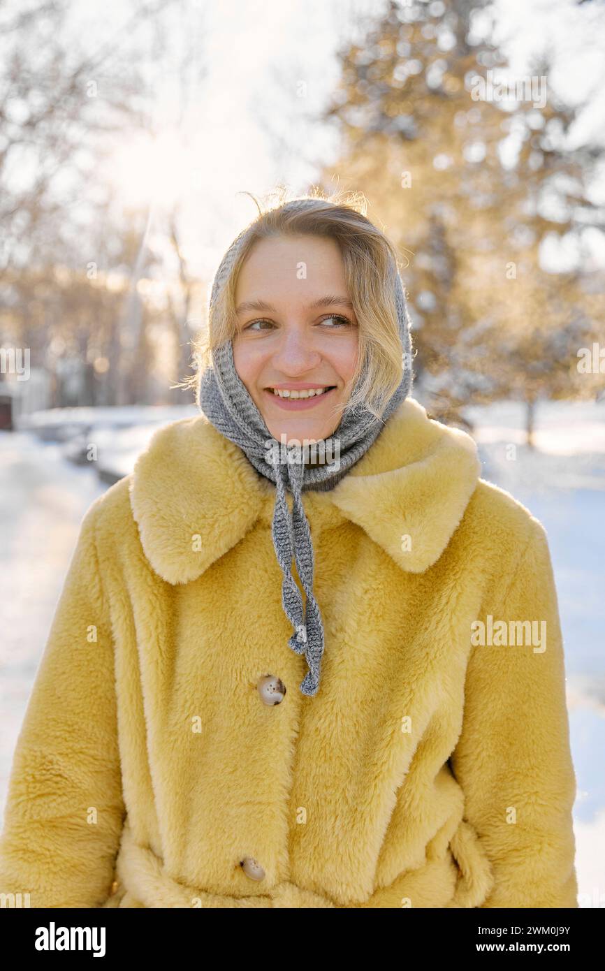 Young woman fur coat hi-res stock photography and images - Alamy