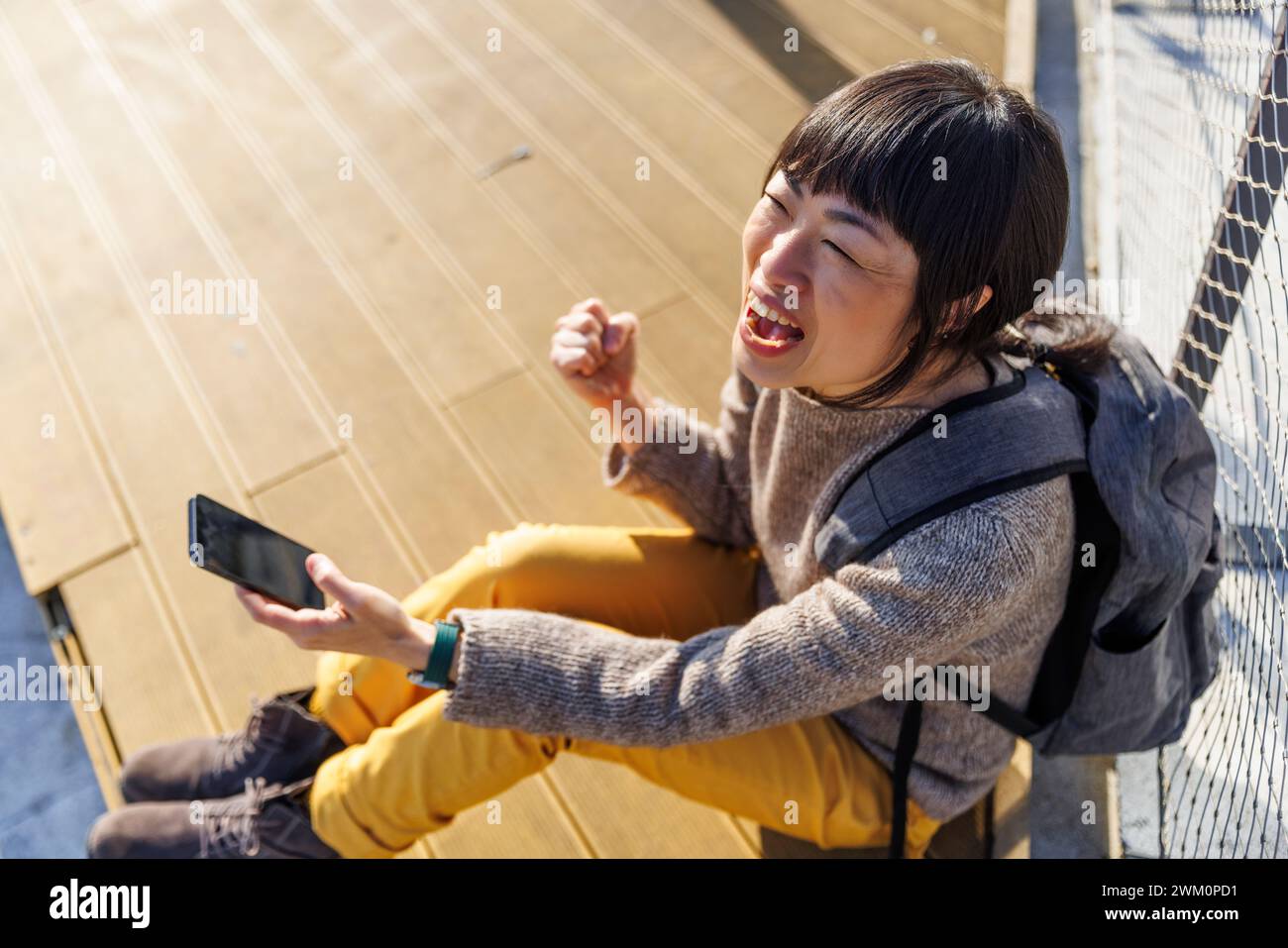 Asian woman sitting floor hi-res stock photography and images - Alamy