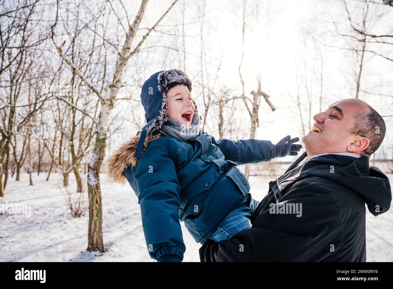 Family playing together in the snow hi-res stock photography and images ...