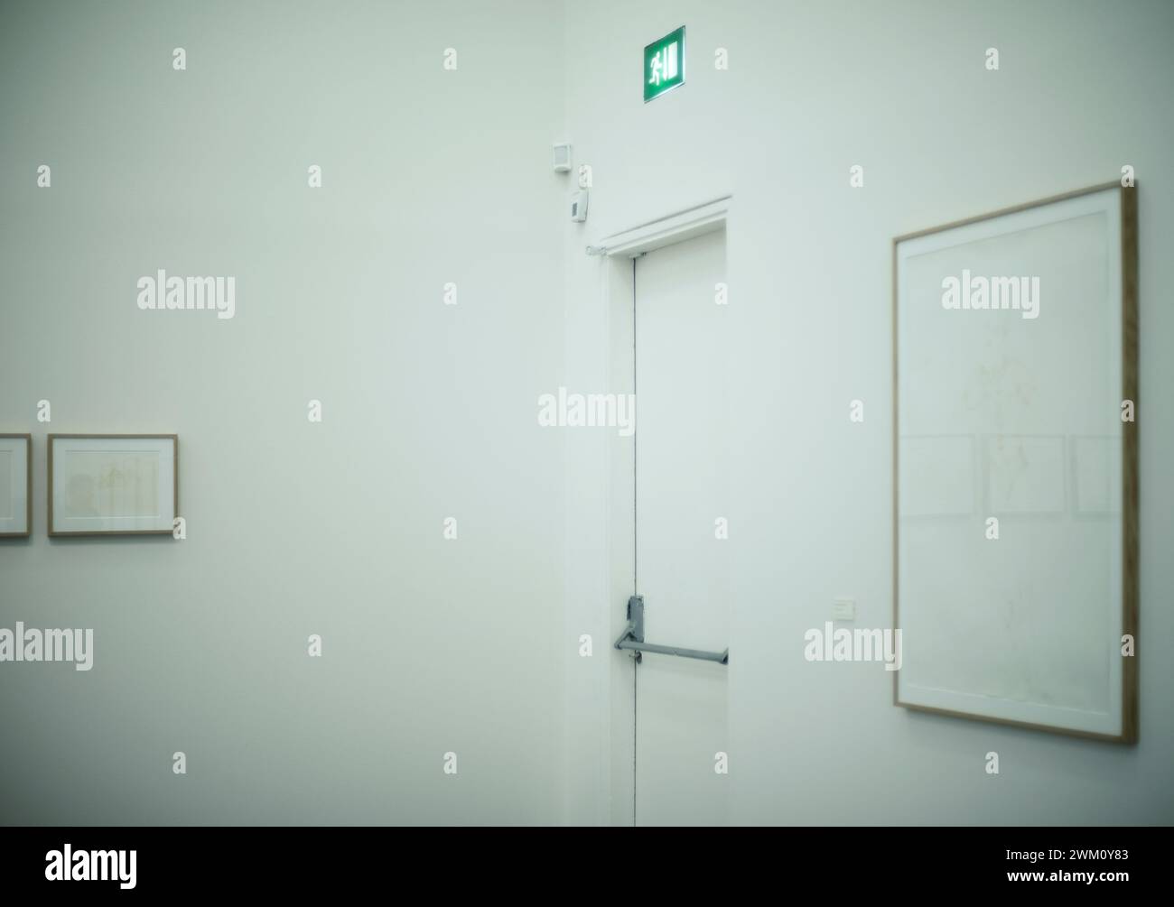 White art gallery walls hi-res stock photography and images - Alamy