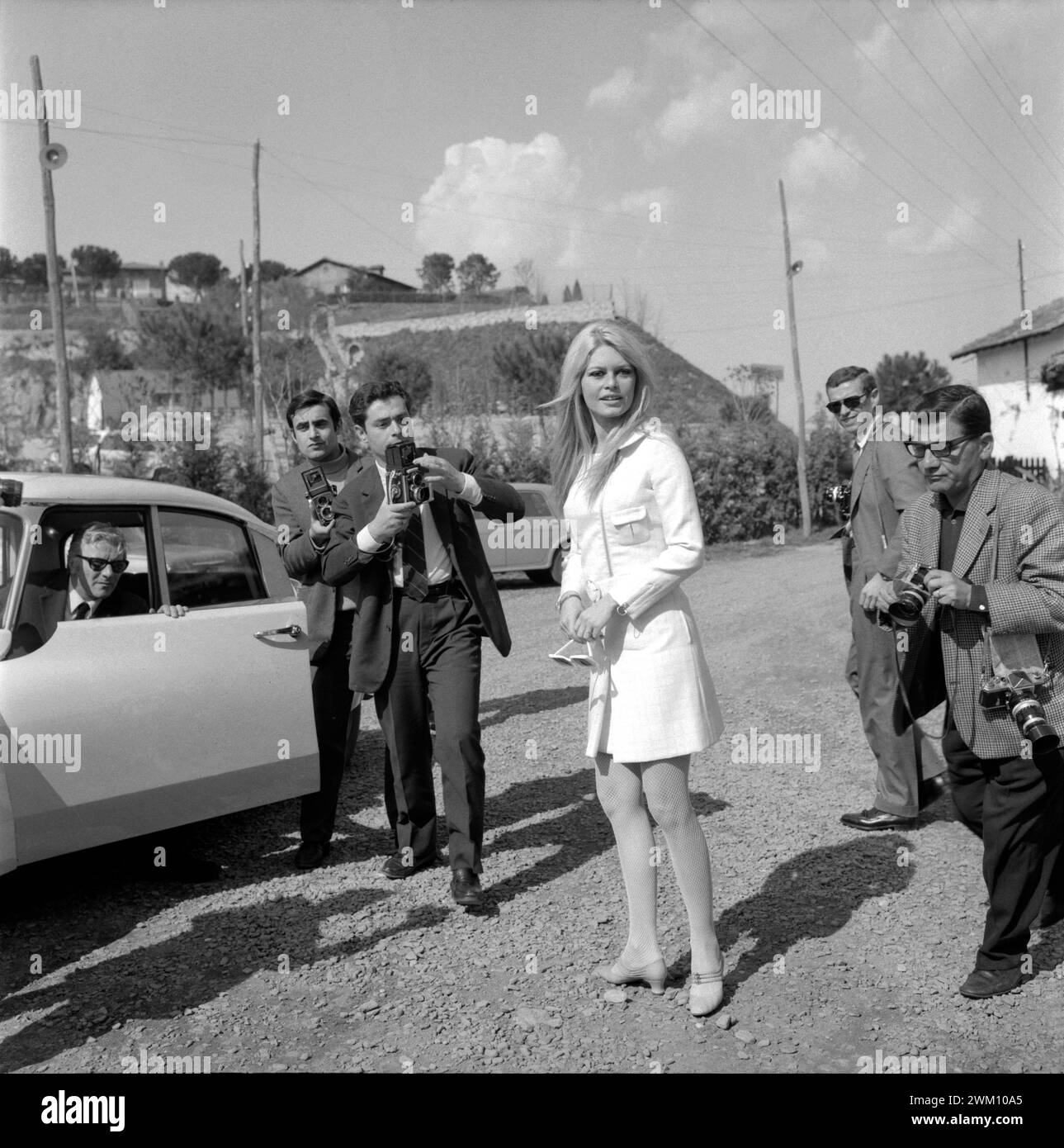 3823843 Brigitte Bardot, 1965 (b/w photo); (add.info.: French actress Brigitte Bardot surprised by photographers at the restaurant 'Il Casalone' near Rome (1965) 965)); © Marcello Mencarini. All rights reserved 2024. Stock Photo