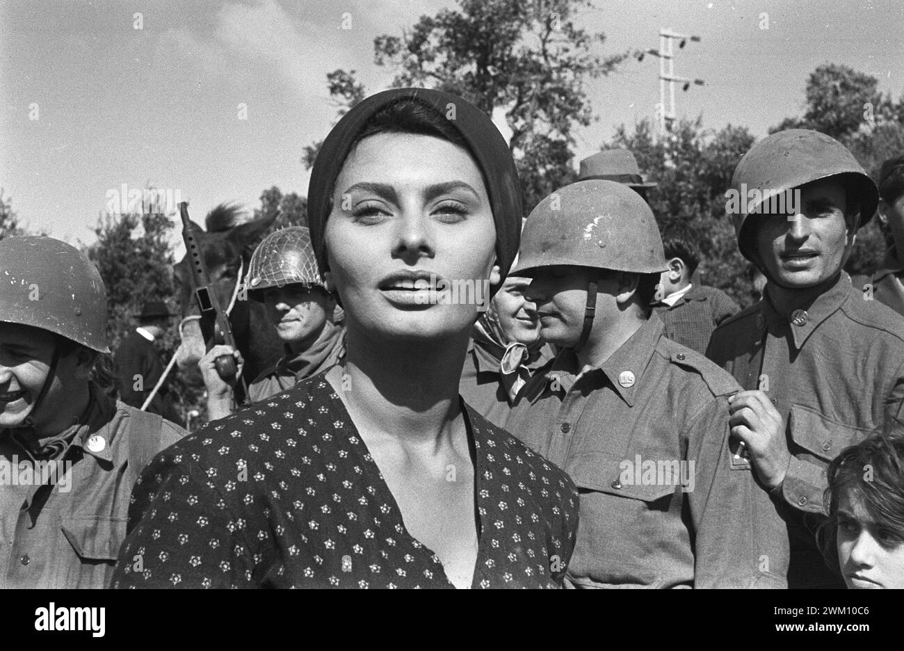 3824032 Sophia Loren; (add.info.: 07-10-1960. Actress Sophia Loren on the set of the movie 'La Ciociara' ('Two Women') directed by Vittorio De Sica / 07-10-1960. L'attrice Sophia Loren sul set del film 'La Ciociara' diretto da Vittorio De Sica - Marcello Mencarini Historical Archives); © Marcello Mencarini. All rights reserved 2024. Stock Photo