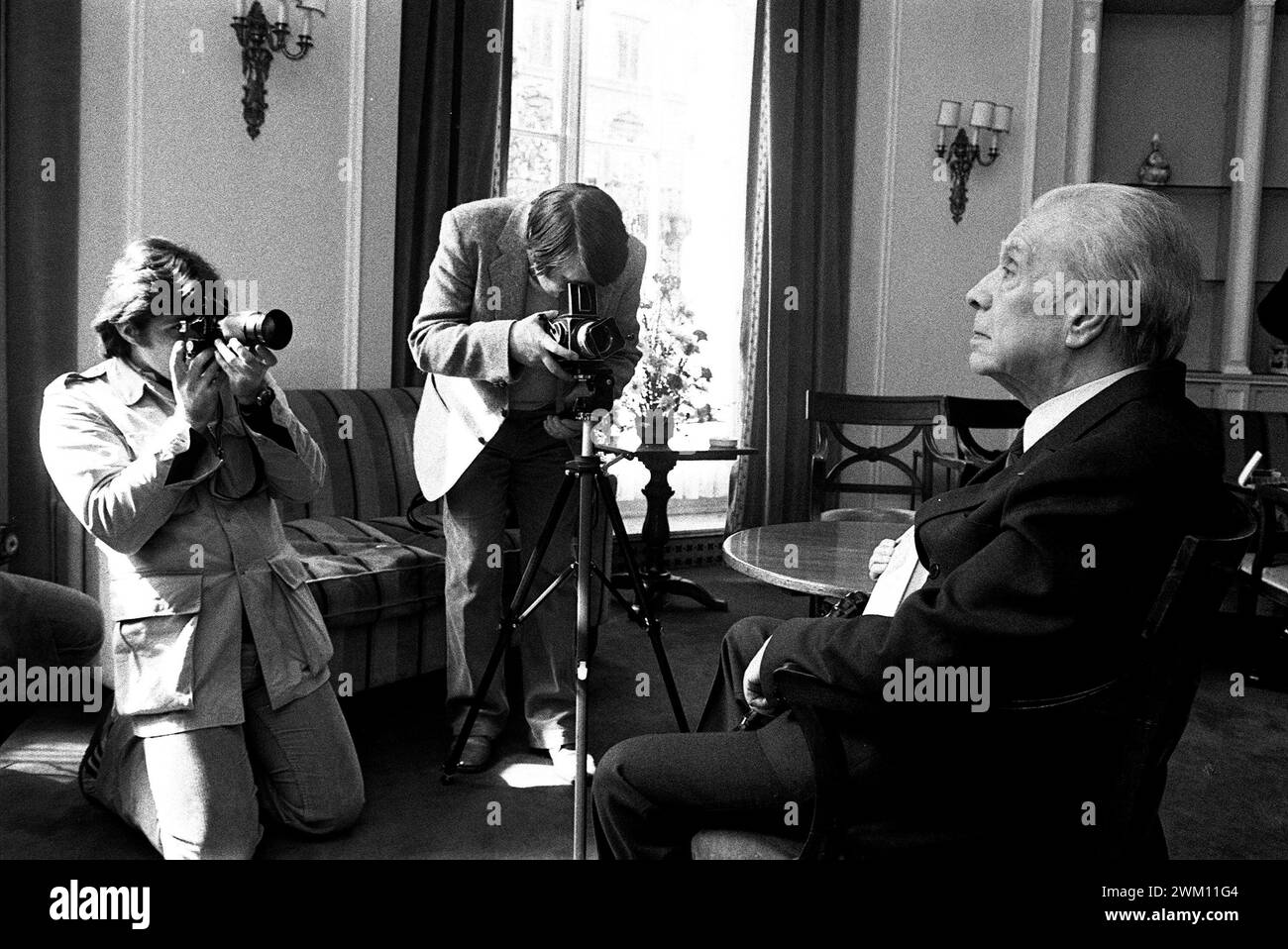 3825294 Jorge Luis Borges; (add.info.: Rome, Westin Excelsior Hotel, 1981. Argentinian writer Jorge Luis Borges posing for the photographers / Roma, Hotel Westin Excelsior, 1981. Lo scrittore argentino Jorge Luis Borges mentre posa per i fotografi); © Marcello Mencarini. All rights reserved 2024. Stock Photo