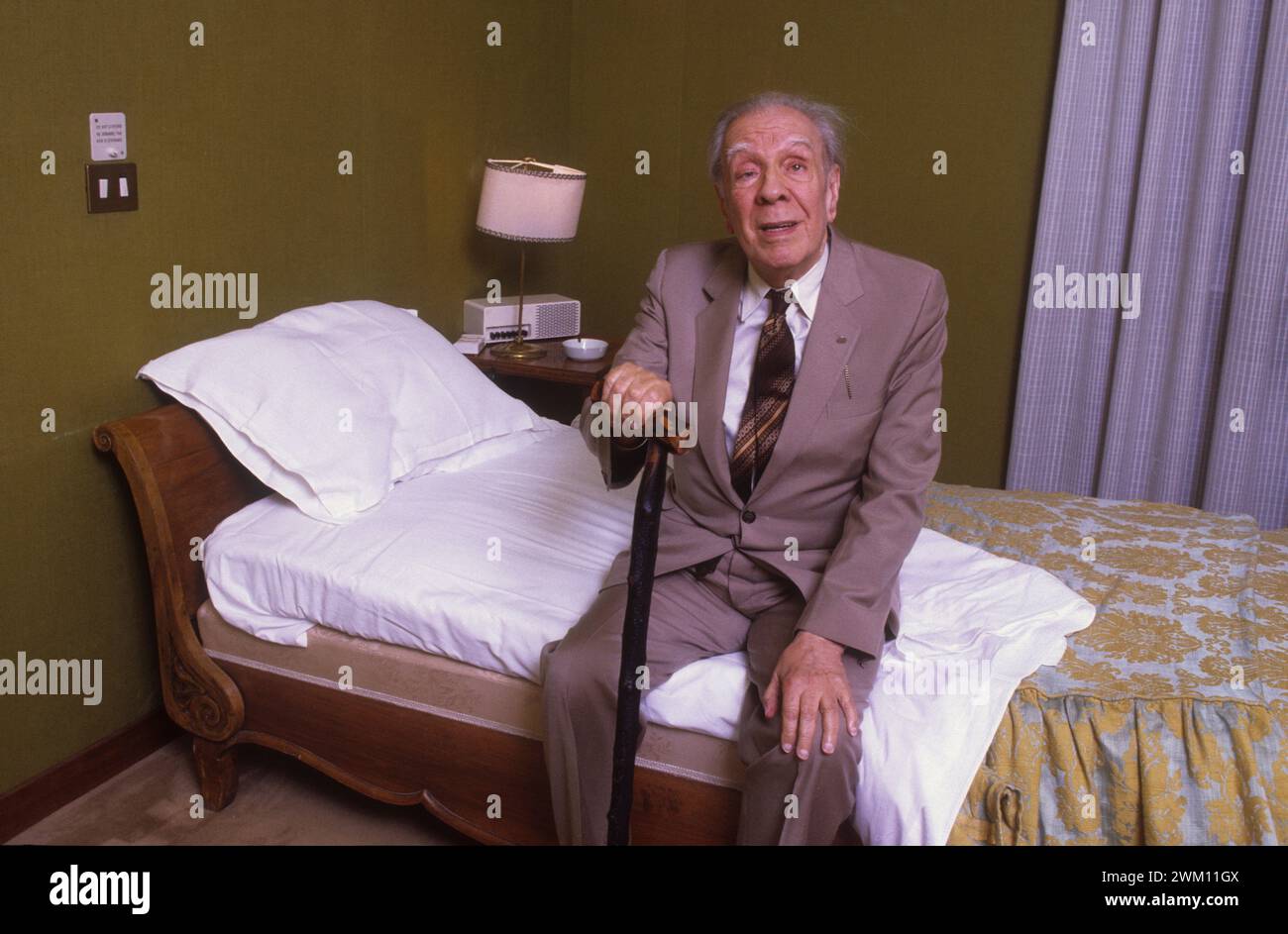 3825314 Jorge Luis Borges; (add.info.: Rome, Westin Excelsior Hotel, 1981. Argentinian writer Jorge Luis Borges in his room / Roma, Hotel Westin Excelsior, 1981. Lo scrittore argentino Jorge Luis Borges nella sua stanza); © Marcello Mencarini. All rights reserved 2024. Stock Photo