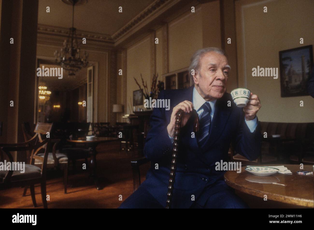 3825307 Jorge Luis Borges; (add.info.: Rome, Westin Excelsior Hotel, 1981. Argentinian writer Jorge Luis Borges / Roma, Hotel Westin Excelsior, 1981. Lo scrittore argentino Jorge Luis Borges); © Marcello Mencarini. All rights reserved 2024. Stock Photo