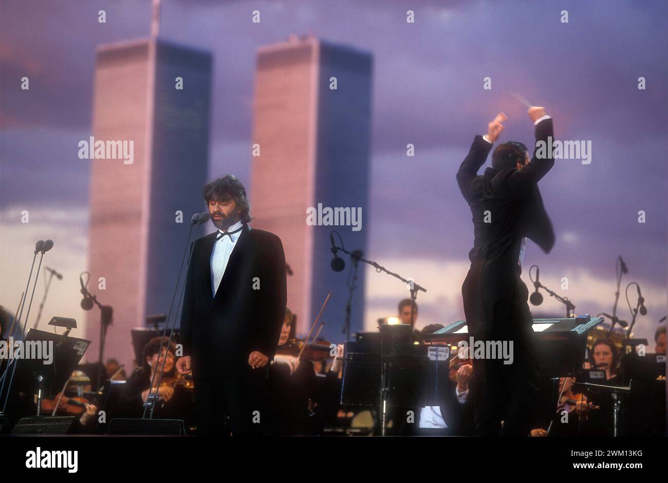 3827701 Andrea Bocelli; (add.info.: Concert (in honor of all Italian immigrants) of Andrea Bocelli and the New Jersey Simphony Orchestra with the Twin Towers in background. Conductor Steven Mercurio. Liberty State Park, New York, 6th July 2000 / Concerto di Andrea Bocelli a Liberty State Park. New Jersey Simphony Orchestra diretta da Steven Mercurio. Sullo sfondo le Twin Towers. New York, 6 luglio 2000); © Marcello Mencarini. All rights reserved 2024. Stock Photo