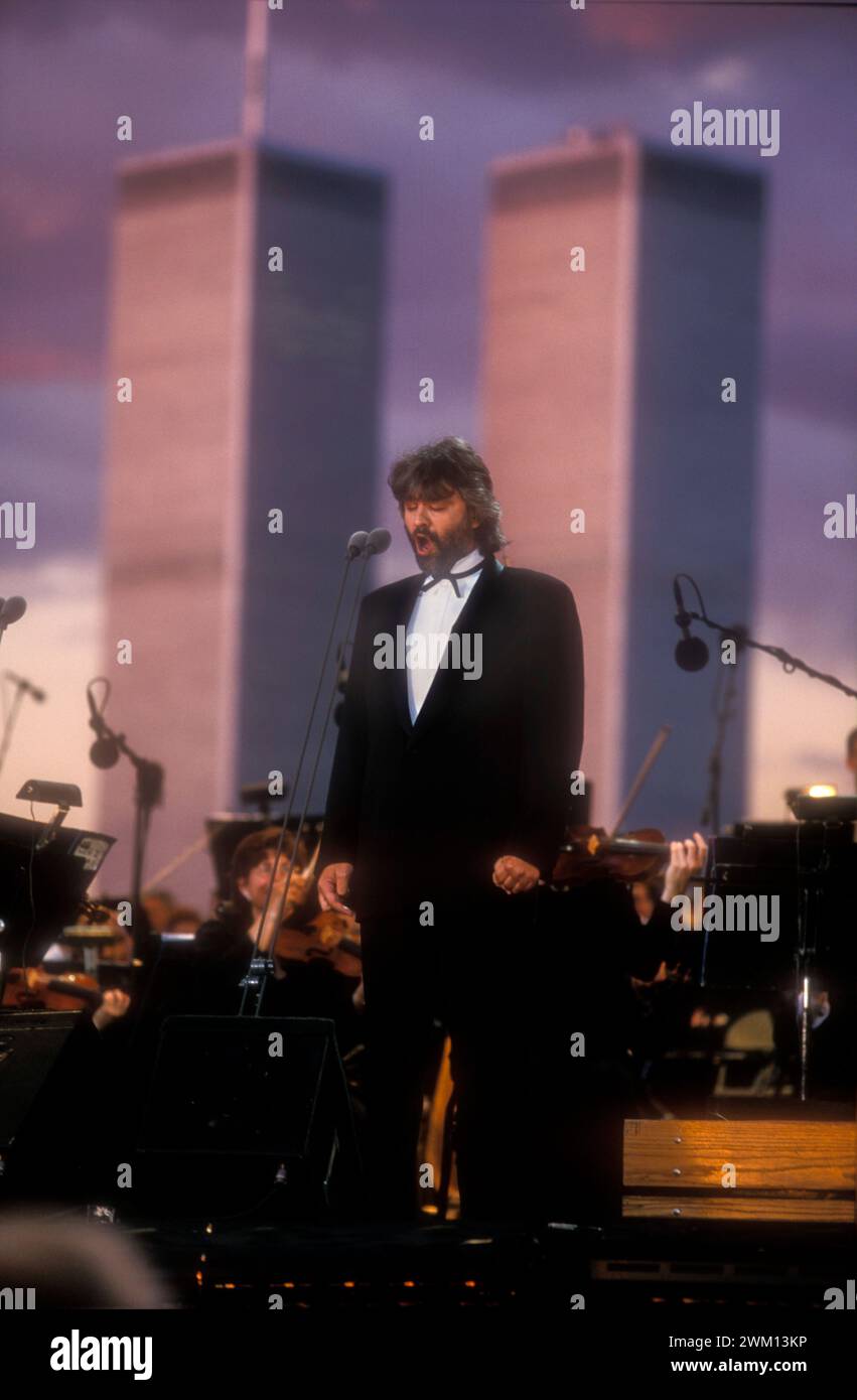 3827703 Andrea Bocelli; (add.info.: Concert (in honor of all Italian immigrants) of Andrea Bocelli and the New Jersey Simphony Orchestra with the Twin Towers in background. Conductor Steven Mercurio. Liberty State Park, New York, 6th July 2000 / Concerto di Andrea Bocelli a Liberty State Park. New Jersey Simphony Orchestra diretta da Steven Mercurio. Sullo sfondo le Twin Towers. New York, 6 luglio 2000); © Marcello Mencarini. All rights reserved 2024. Stock Photo