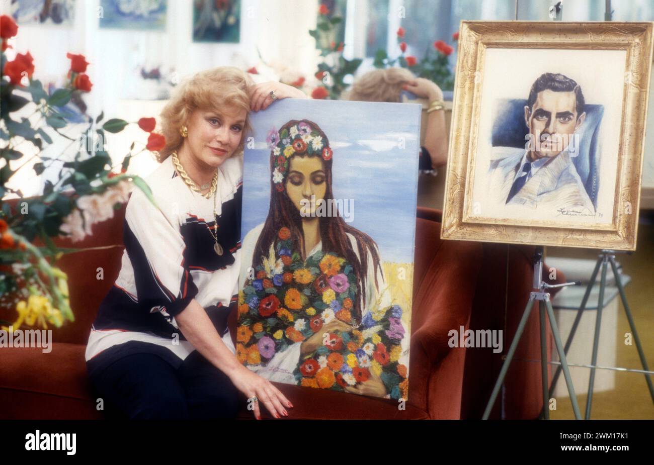 3831872 Linda Christian; (add.info.: Rome, 1986. American actress Linda Christian showing the portraits of her daughter Romina and of her husband Tyrone Power painting by herself / Roma, 1986. L'attrice  Linda Christian con i ritratti della figlia Romina Power e del marito Tyrone Power dipinti da lei); © Marcello Mencarini. All rights reserved 2024. Stock Photo