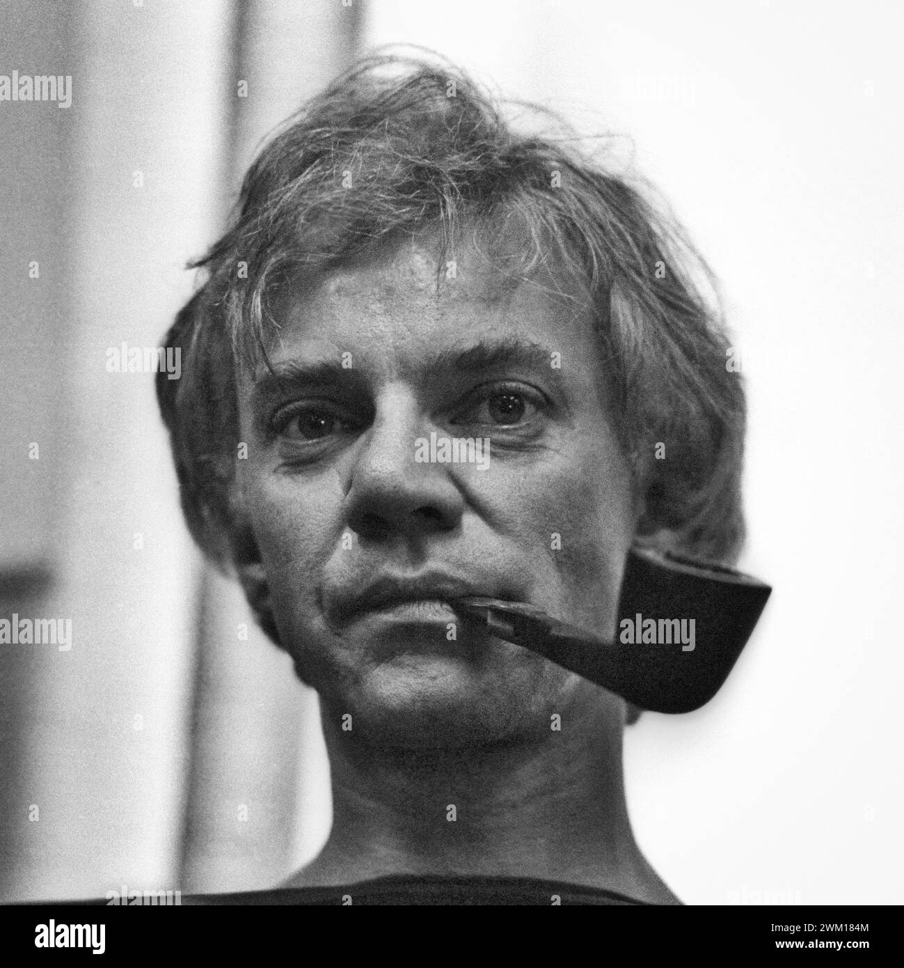 3832483 Malcolm McDowell; (add.info.: Venice Film festival 1982. British actor Malcolm McDowell smoking a pipe / Mostra del Cinema di Venezia 1982. L'attore Malcolm McDowell mentre fuma la pipa); © Marcello Mencarini. All rights reserved 2024. Stock Photo