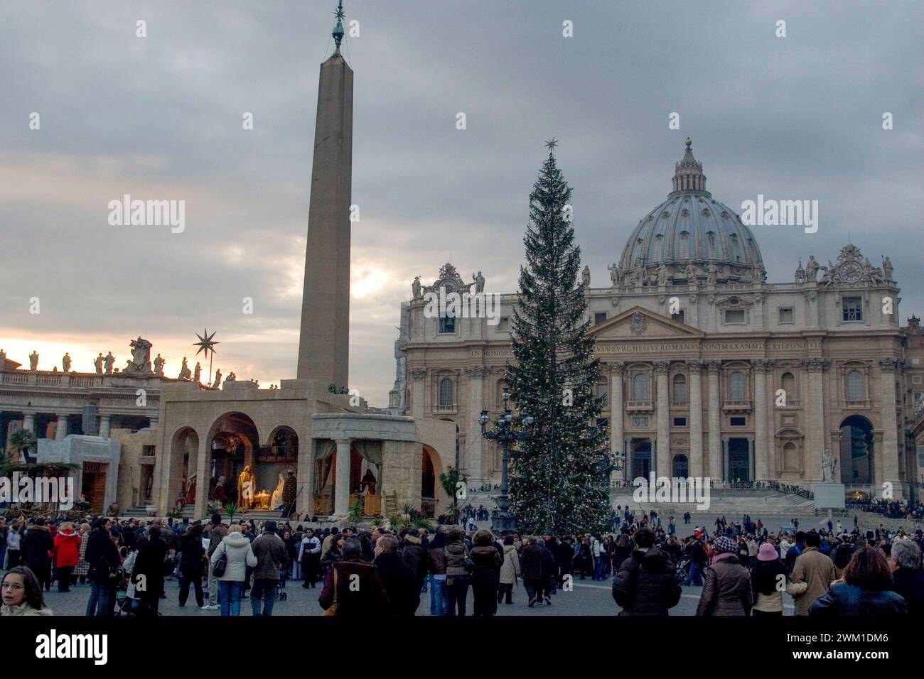 Albero di natale in piazza san pietro vaticano hires stock photography