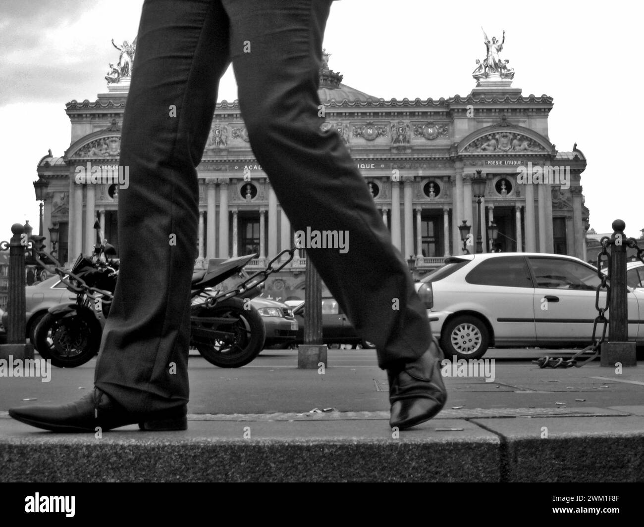 4068244 Man walking in front of the Paris Opera House (Palais Garnier); (add.info.: 24 Hours in Paris Uomo che cammina davanti all'Opera di Parigi (Palais Garnier)); © Marcello Mencarini. All rights reserved 2024. Stock Photo