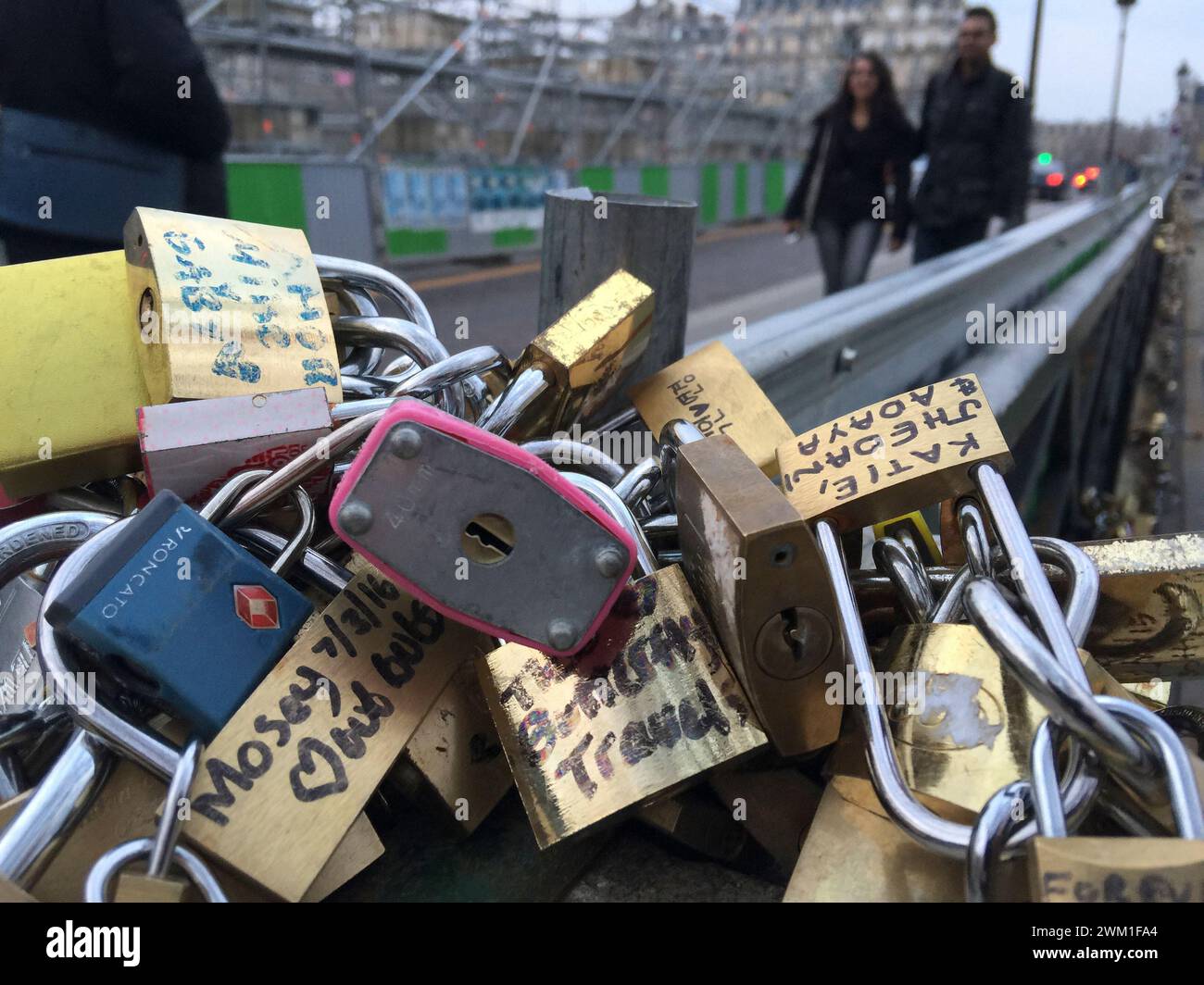 4068255 Paris, 5th arrondissement, padlocks on the pont de l'Archevàªche (Archbishop's bridge). The ritual of affixing locks to the bridges started in Rome, at the Milvian bridge, and it has spread across Europe. It is attributed to the 2006 book 'I Want You' by Italian author Federico Moccia, who made a film adaptation in 2007. Imitating the protagonists of this book, couples writing their names on the padlock, swearing eternal love and throwing the keys into the canal; (add.info.: Paris, 5th arrondissement, padlocks on the pont de l'Archev); © Marcello Mencarini. All rights reserved 2024. Stock Photo