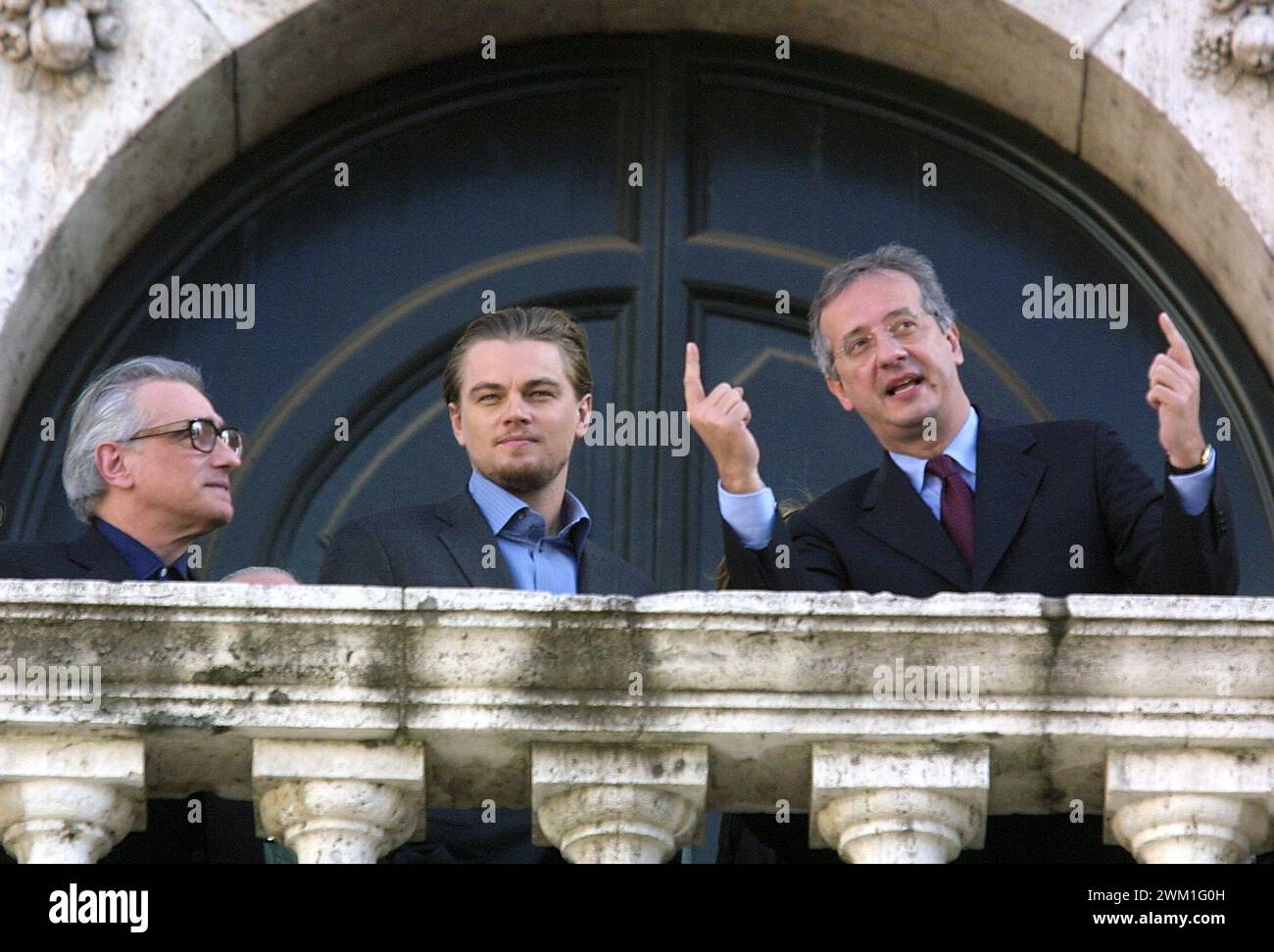4068563 Rome Campidoglio, January 11, 2003. Director Martin Scorsese and actor Leonardo DiCaprio, in Rome to present the movie Gangs of New York, and mayor of Rome Walter Veltroni (photo); (add.info.: Rome; Roma, Italy; Italia, Campidoglio  Roma, Campidoglio, 11 gennaio 2003. Il regista Martin Scorsese e l'attore Leonardo DiCaprio, a Roma per presentare il film Gangs of New York, con il sindaco di Roma Walter Veltroni); © Marcello Mencarini. All rights reserved 2024. Stock Photo