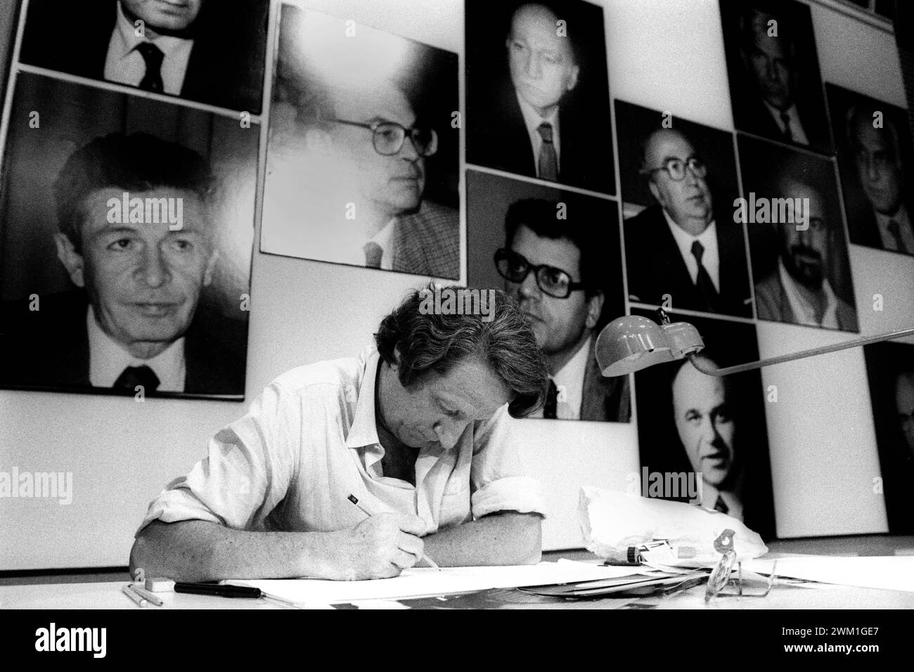 4068727 Rome, offices of the newspaper 'La Repubblica', 1979. Italian satire cartoonist Giorgio Forattini (photo); (add.info.: Rome; Roma, Italy; Italia,   Roma, sede del quotidiano 'La Repubblica', 1979. Il vignettista satirico Giorgio Forattini); © Marcello Mencarini. All rights reserved 2024. Stock Photo