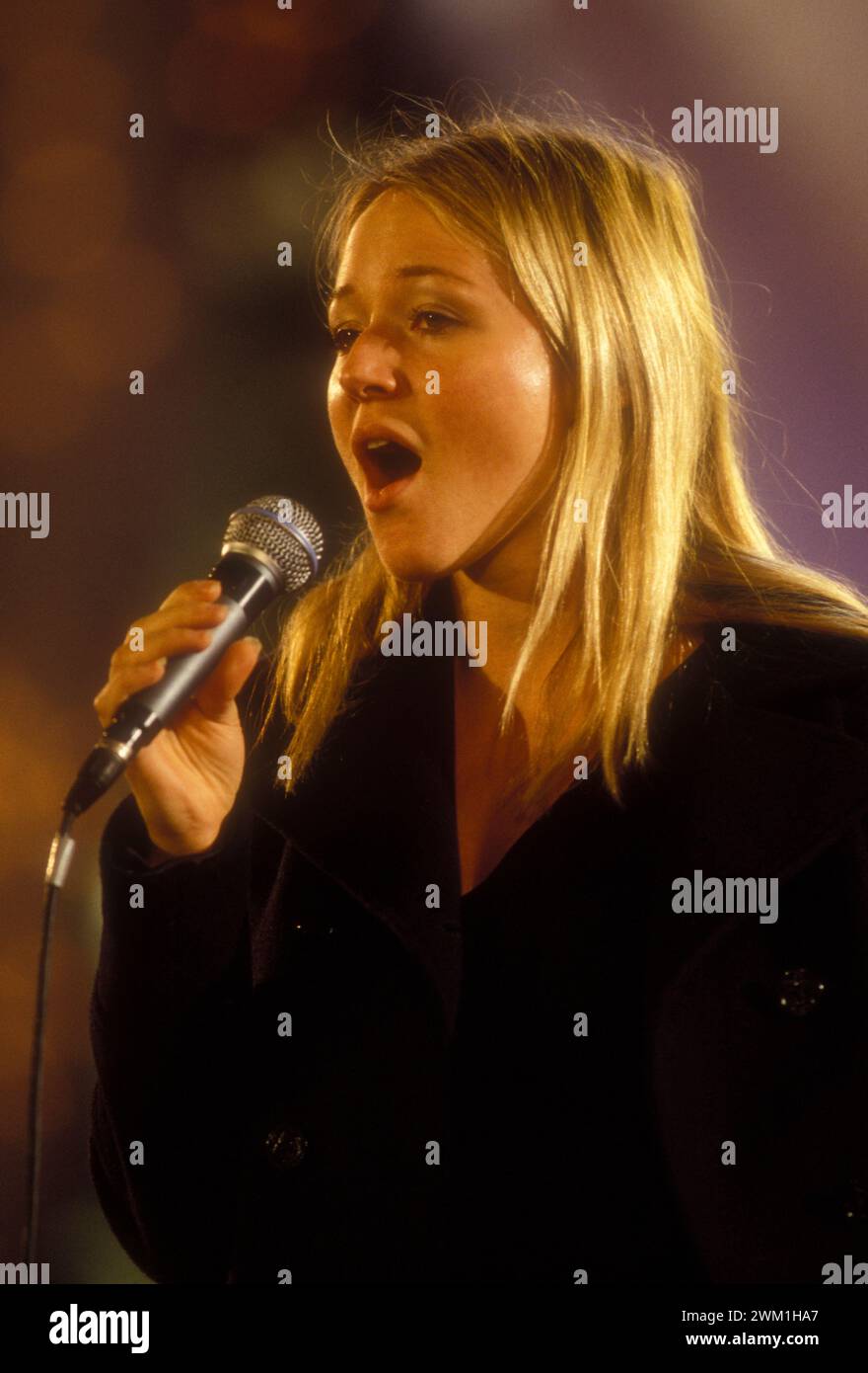 4069100 Vatican City, December 1998. American singer-songwriter Jewel Kilcher during the rehearsal of the 'Vatican's Christmas Concert 1998' (photo); (add.info.: Vatican City, Città  del Vatican, Vatican State (Holy See), Stato del Vaticano, Nervi Hall, Sala Nervi  Città  del Vaticano, dicembre 1998. La cantautrice americana Jewel Kilcher durante le prove del 'Concerto di Natale in Vaticano 1998'); © Marcello Mencarini. All rights reserved 2024. Stock Photo