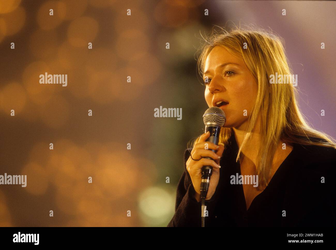 4069106 Vatican City, December 1998. American singer-songwriter Jewel Kilcher during the rehearsal of the 'Vatican's Christmas Concert 1998' (photo); (add.info.: Vatican City, Città  del Vatican, Vatican State (Holy See), Stato del Vaticano, Nervi Hall, Sala Nervi  Città  del Vaticano, dicembre 1998. La cantautrice americana Jewel Kilcher durante le prove del 'Concerto di Natale in Vaticano 1998'); © Marcello Mencarini. All rights reserved 2024. Stock Photo