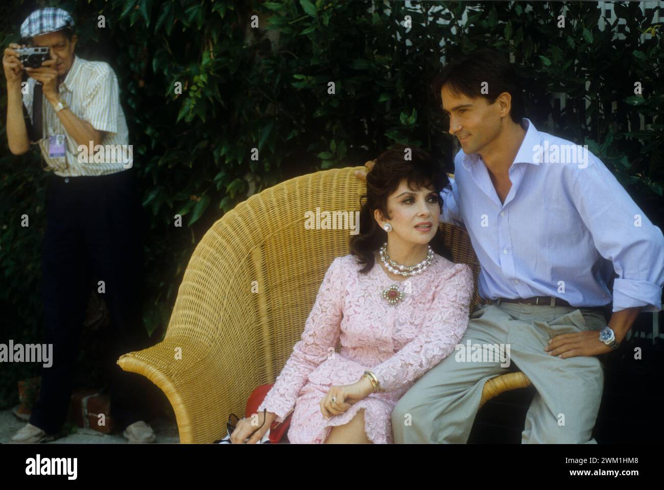 4069280 Venice Lido, Venice Film Festival 1988. Italian actress Gina Lollobrigida, her son Andrea Milko Skofic and photographer Pierluigi Praturlon in the background (photo); (add.info.: Venice Lido; Lido di Venezia, Italy; Italia,   Lido di Venezia, Mostra del Cinema di Venezia 1988. L'attrice Gina Lollobrigida, suo figlio Andrea Milko Skofic e, sullo sfondo, il fotografo Pierluigi Praturlon); © Marcello Mencarini. All rights reserved 2024. Stock Photo