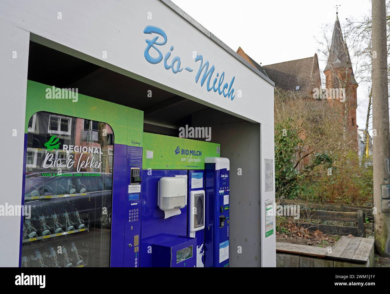 Biomilch-Tankstelle an der Humboldtstraße in Bremen. Die Automaten zum Selberzapfen frischer Milch und zur Ausgabe leerer Glasflaschen wurden von der evangelischen Friedensgemeinde und dem Biobauernhof Kaemena aus dem Bremer Blockland aufgestellt, direkt