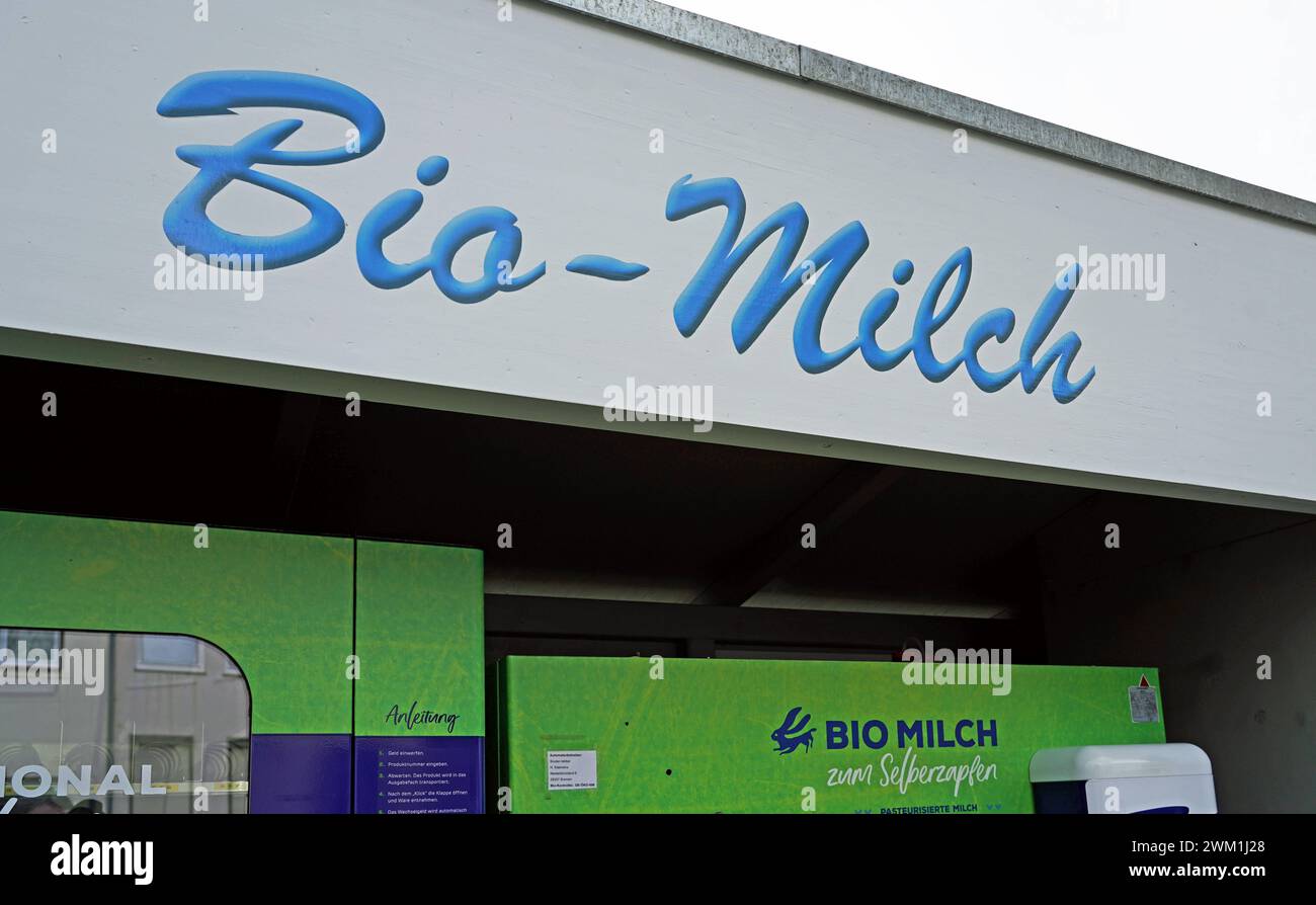Biomilch-Tankstelle an der Humboldtstraße in Bremen. Die Automaten zum ...