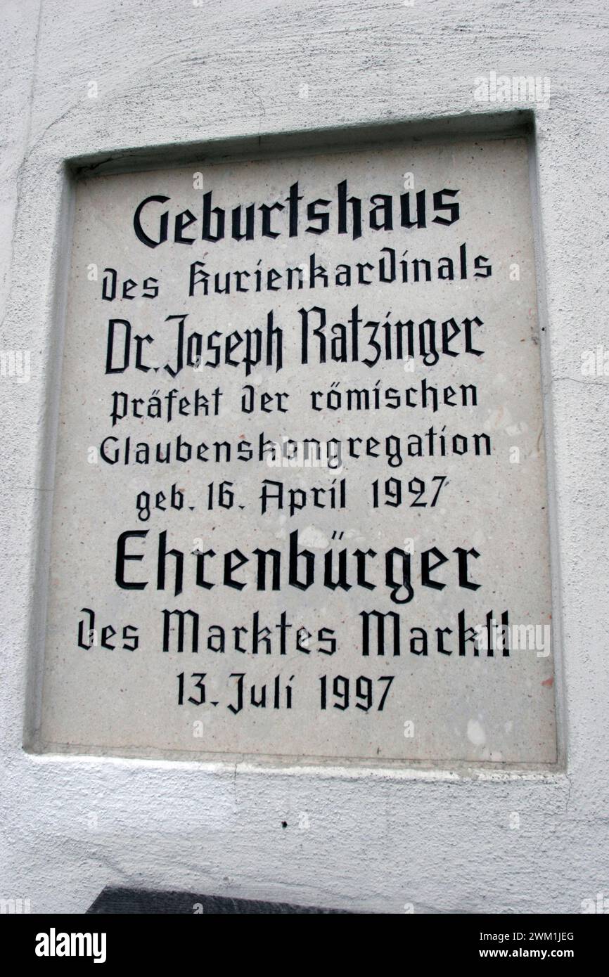 4069683 Marktl am Inn (D), birth house of JOSEPH RATZINGER (Pope Benedict XVI). 20 April 2005 (photo); (add.info.: Marktl am Inn, Germany; Germania, Pope Benedict XVI Joseph Ratzinger  Marktl am Inn (D), casa natale di JOSEPH RATZINGER (Papa Benedetto XVI). 20 aprile 2005  -); © Marcello Mencarini. All rights reserved 2024. Stock Photo