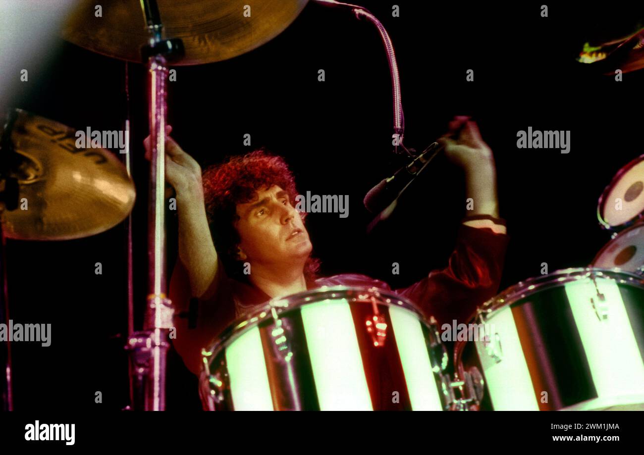 Suonare la batteria hires stock photography and images Alamy