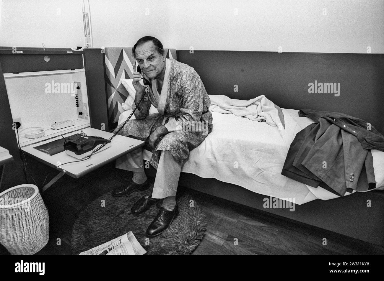 4070303 Venice Lido, Venice Film Festival 1981. Italian journalist, art critic and politician Antonello Trombadori in his hotel room (photo); (add.info.: Venice Lido; Lido di Venezia, Italy; Italia,   Lido di Venezia, Mostra del Cinema di Venezia 1981. Il giornalista, critico d'arte e politico Antonello Trombadori nella sua camera d'albergo); © Marcello Mencarini. All rights reserved 2024. Stock Photo