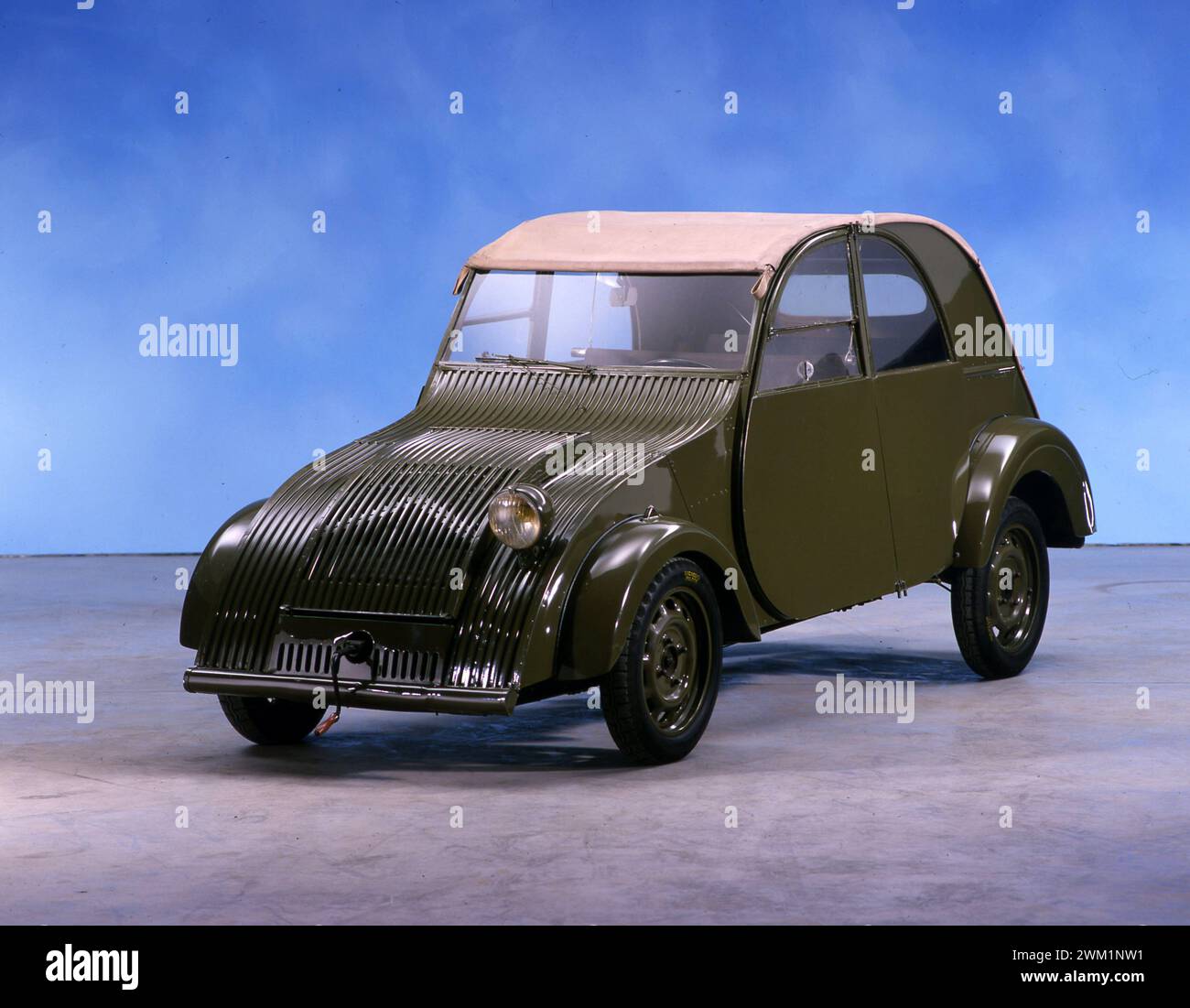 MME4698182 Prototype Citroen T.P.V. car (TPV or Tout Petite Car) that will take the name 2CV (2 CV), 1939 -; (add.info.: Prototype Citroen T.P.V. car (TPV or Tout Petite Car) that will take the name 2CV (2 CV), 1939 -); © Marcello Mencarini. All rights reserved 2024. Stock Photo
