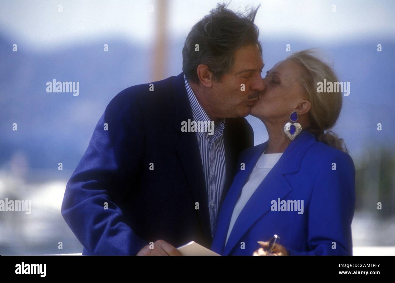 MME4703459 Comedians Marcello Mastroianni and Jeanne Moreau exchanging a kiss at the Cannes Film Festival in 1991.; (add.info.: Comedians Marcello Mastroianni and Jeanne Moreau exchanging a kiss at the Cannes Film Festival in 1991.); © Marcello Mencarini. All rights reserved 2023. Stock Photo