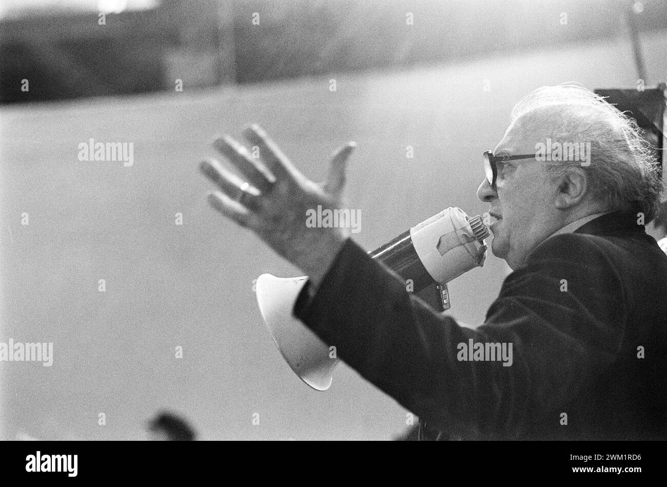 MME4710947 Portrait of Italian director Federico Fellini during the shooting of the film “E la nave va”” in Cinecitta studios in 1983. Rome Italy; (add.info.: Portrait of Italian director Federico Fellini during the shooting of the film “E la nave va”” in Cinecitta studios in 1983. Rome Italy); © Marcello Mencarini. All rights reserved 2024. Stock Photo