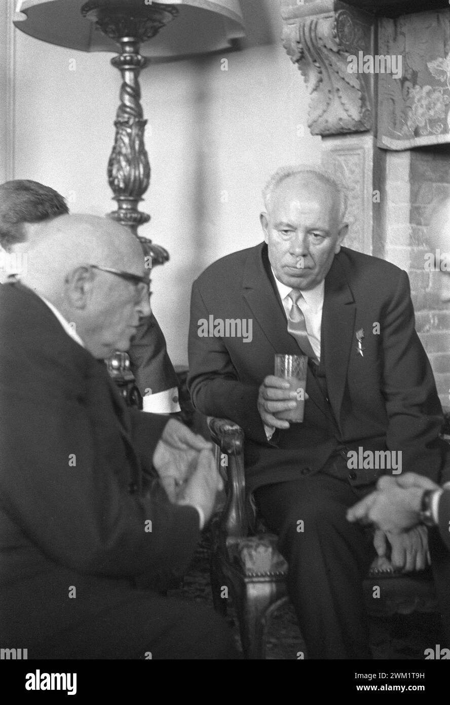 MME4720650 Rome, about 1965 Leader of the Italian Socialist Party Francesco De Martino meeting Soviet Communist leader Nikolai Viktorovich Podgorny on official visit to Italy/Roma, 1965 circa Francesco De Martino e Nikolai Viktorovich Podgorny, leader del partito comunista sovietico in visita ufficiale in Italia - Marcello Mencarini Historical Archives; (add.info.: Rome, about 1965 Leader of the Italian Socialist Party Francesco De Martino meeting Soviet Communist leader Nikolai Viktorovich Podgorny on official visit to Italy/Roma, 1965 circa Francesco De Martino e Nikolai Viktorovich Podgorny Stock Photo